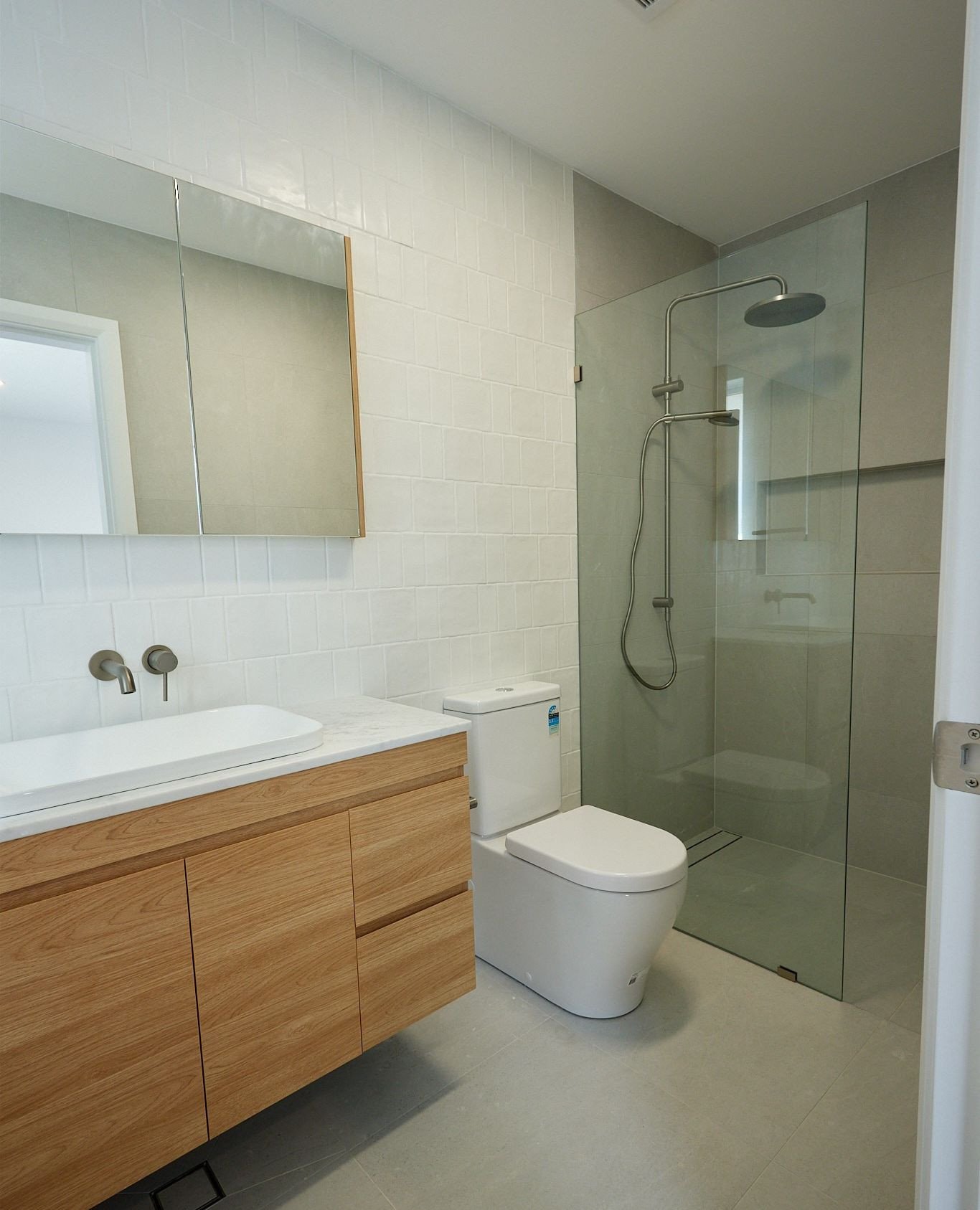 Gorgeous ensuite bathroom at Dransfield Avenue, Mascot! 🏠⁠
⁠
Thanks to the team ⁠
@nsw_plumbing_specialists ⁠
@whelectricalsolutions⁠
⁠
#SydneyBuilder #SydneyCarpenter #SecondStoreyAddition #Mascot #FamilyHome #Staircase #NaturalLight #FamilyRetreat
