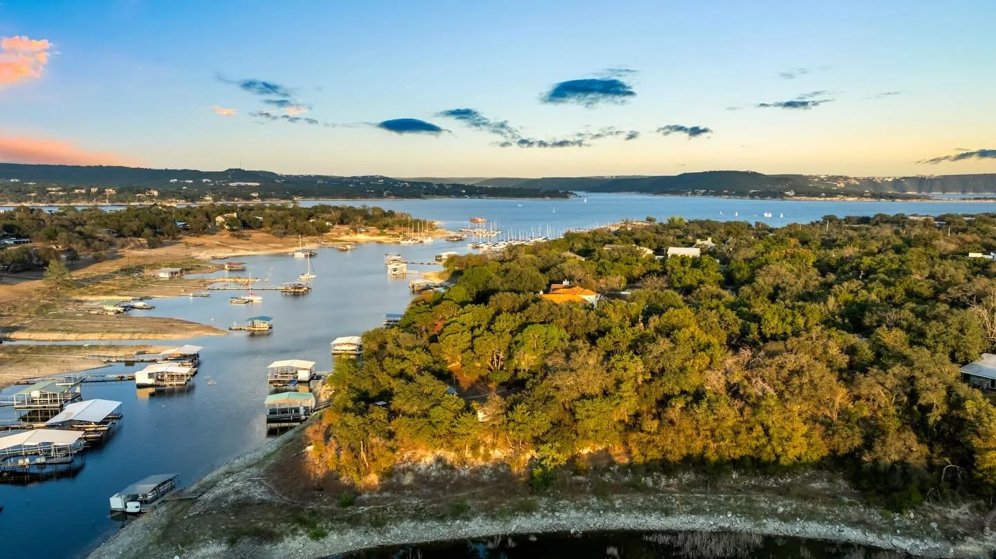 LAKE TRAVIS. 
All Weekend and All Week. 
From Waterfront Estates to hidden Canyon retreats&hellip;

If it&rsquo;s been on your mind, this is your sign. Let&rsquo;s start the search or position your home to be the one everyone&rsquo;s chasing.

Now&rs