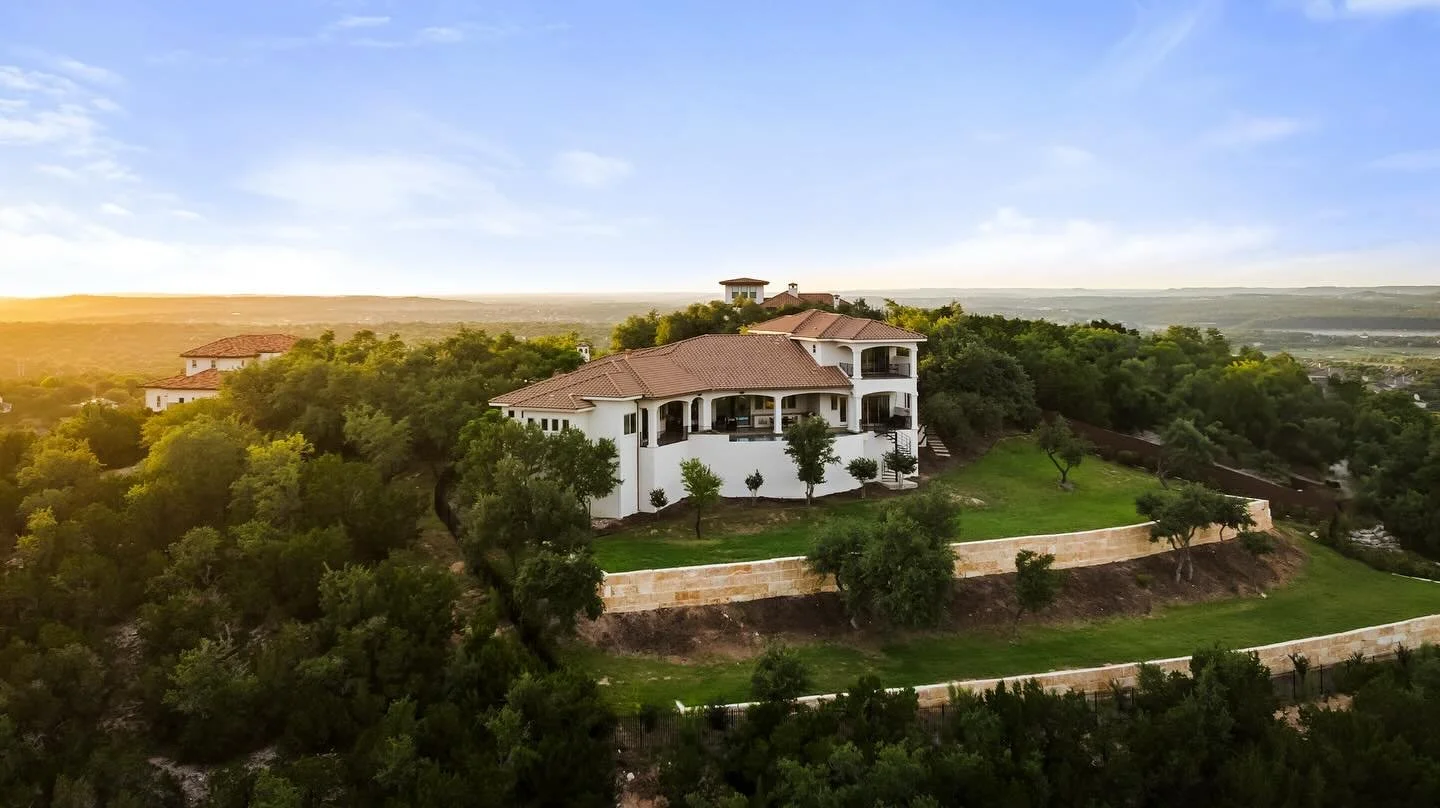 Live Above It All.
Perched at the peak of Lakeway, where the sky stretches wide and the views don&rsquo;t quit. Infinity pool. Endless light. Unrivaled privacy.

Need more info? DM for details @uniqueaustinproperties 

📍111 Piazza Vetta | Bella Mont
