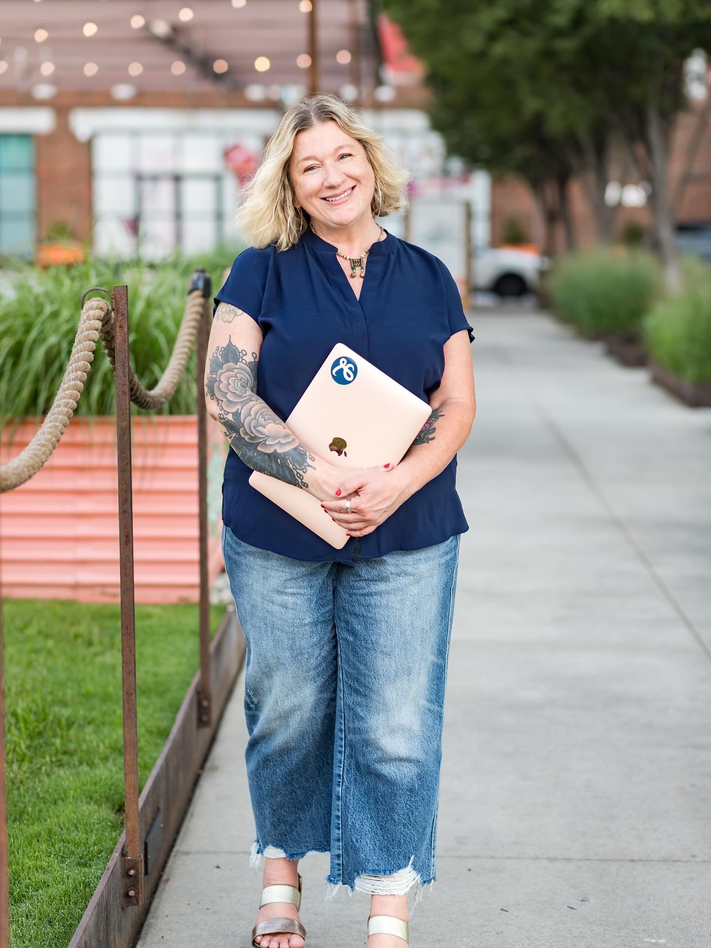 Bring 👏back 👏the 👏laptop 👏pic!👏

Bit of a hot take, I know, but @kayhillmanphotography and I are on a mission to the revive them 📸

Because sometimes you want to see your service provider&hellip;providing her services, right? So here I am, just