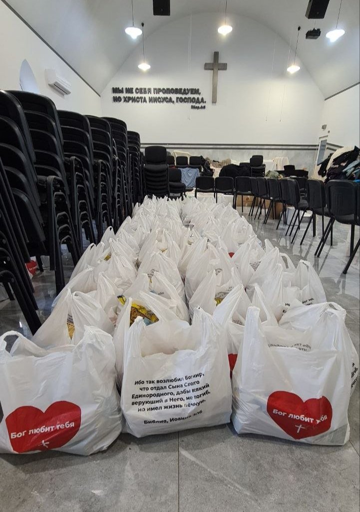 Prepackaged food packages for distribution