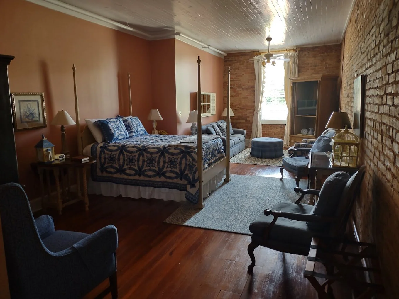 Butterfly Daze Weekend 2026 VIP Plains Inn & Event Package: 1980s Room