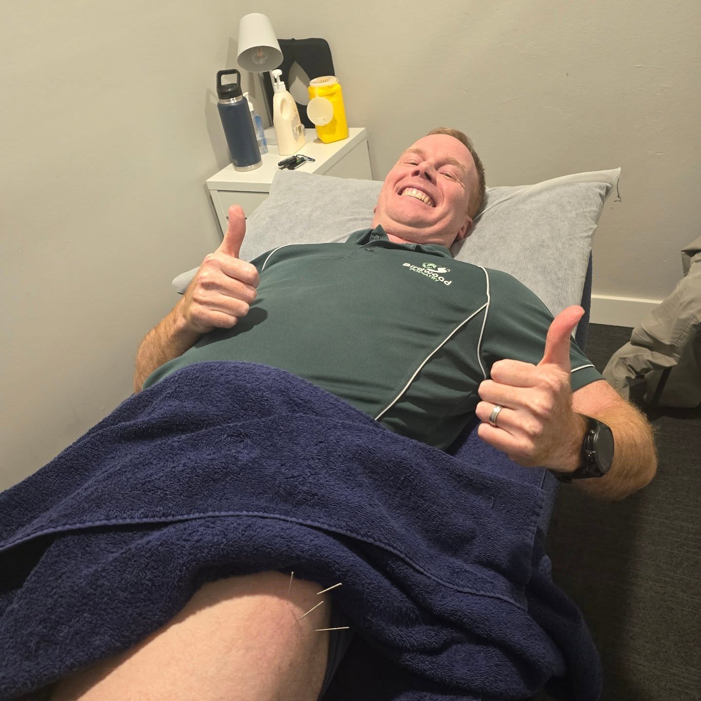 Sometimes it's best to seek the help you need - shout out to Jordan at @physioinq_blaxland, treating a running injury that's just a bit too awkward to reach 😅 Gives a solid massage where it's needed too (a little bit of pain never hurt anybody, if y