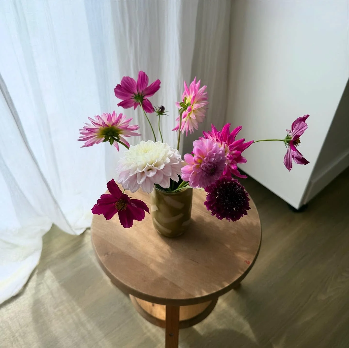Weekly impressions 
1,2 copper glaze and Dahlias from the garden 🤝🏼🌸
3,4 more Dahlias 
5 snacks at the pool 💦
6,7 last throwing session for the July-August classes 
8 where your emails find me ✉️
9,10 where I find Nelli 🍈🤤
11,12,13 fresh from t