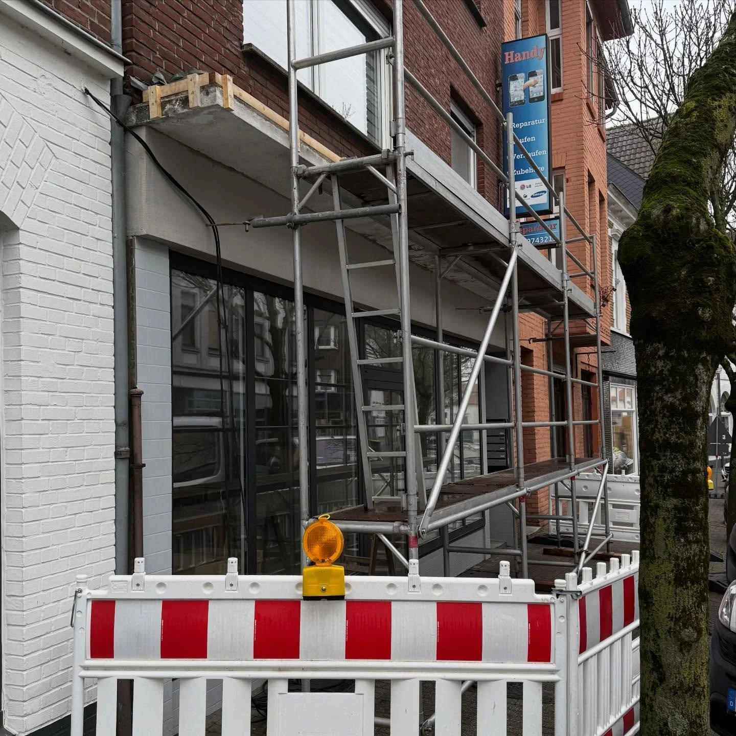 I&rsquo;ve been really quite over here the last couple of weeks. But there has been a lot going on in the background. Here&rsquo;s a little update:
1 Authorities finally approved scaffolding for our store front renovation. We have been waiting for ap