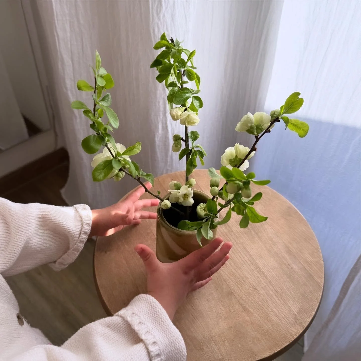 copper glaze on stoneware vase with Japanese quince from the garden

#ceramics #pottery #potterystudio #t&ouml;pfern #keramik