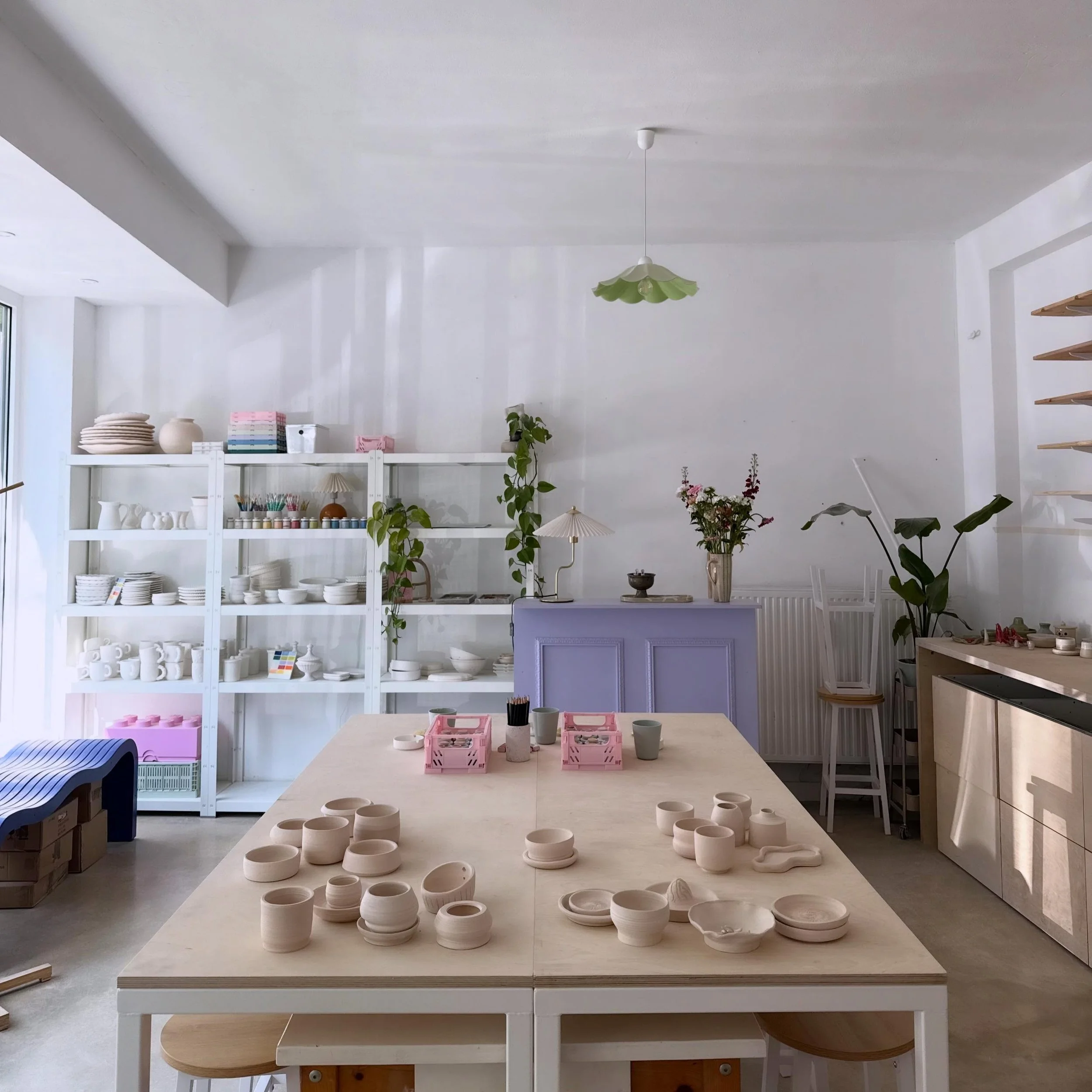 Last months studio set ups for different workshops and group sizes. Love the new modular and smart design of our working tables so much 🤍🌸

#potterystudio #ceramicstudio #keramikmalen #keramikstudio #smallbusiness