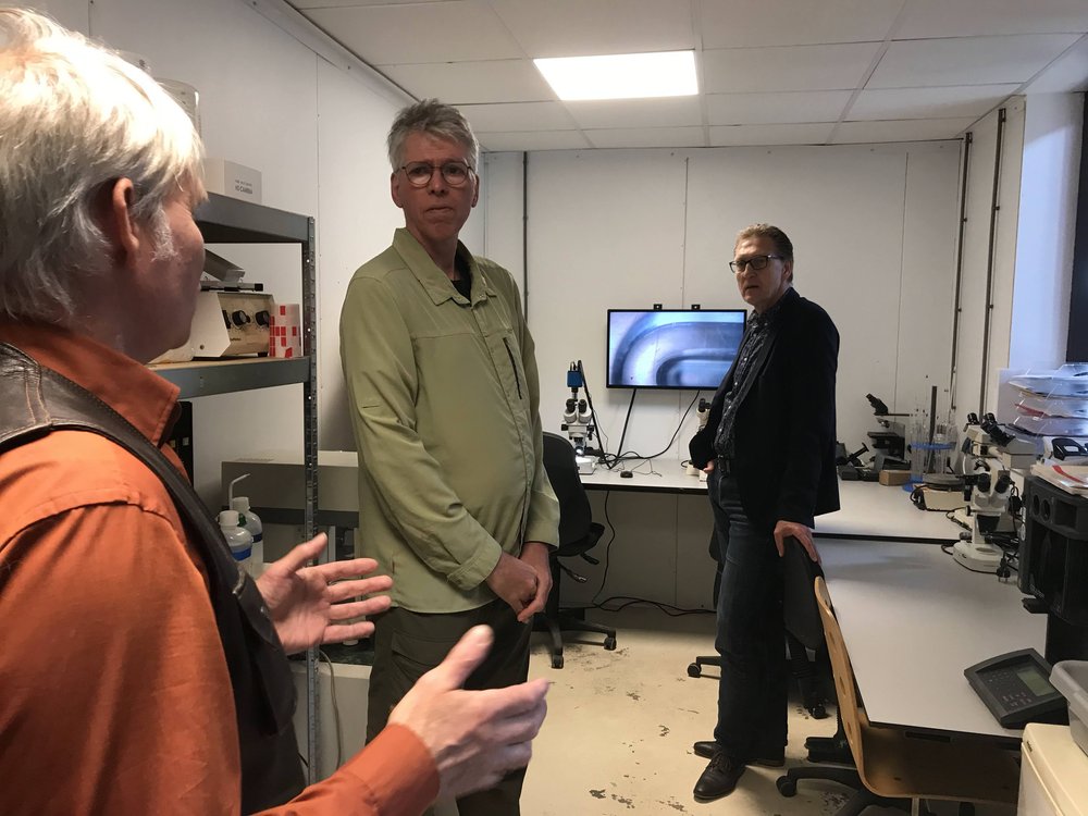  Toelichting in de microscopenkamer. V.l.n.r. Michaël Laterveer (directeur BlueLinked, mede-oprichter Stichting Oceans at Work), Hans van Hilten, Geert Boesjes (Waddenfonds). 