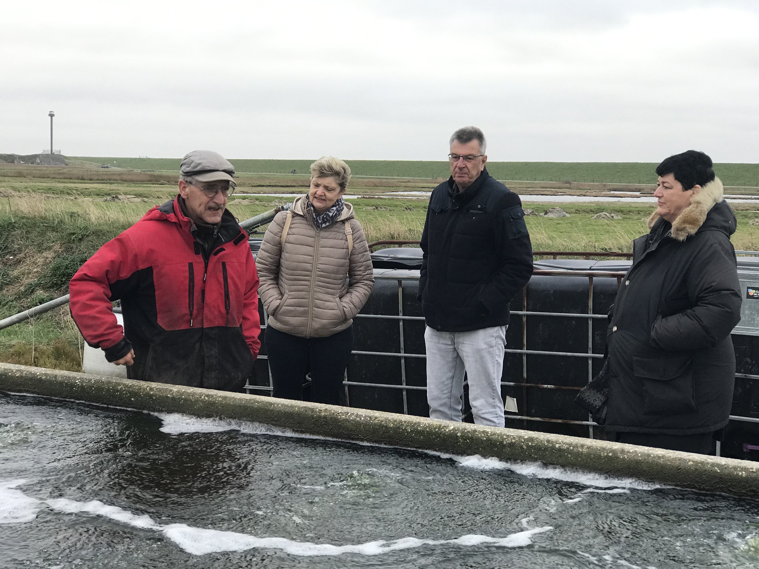  Aad Kiljan (links, SFF) geeft uitleg over de zeewierkweek aan Renate en Frans van der Veer (Stichting Oceans at Work) en Marja Doedens (Stichting Blauwe Polder). 