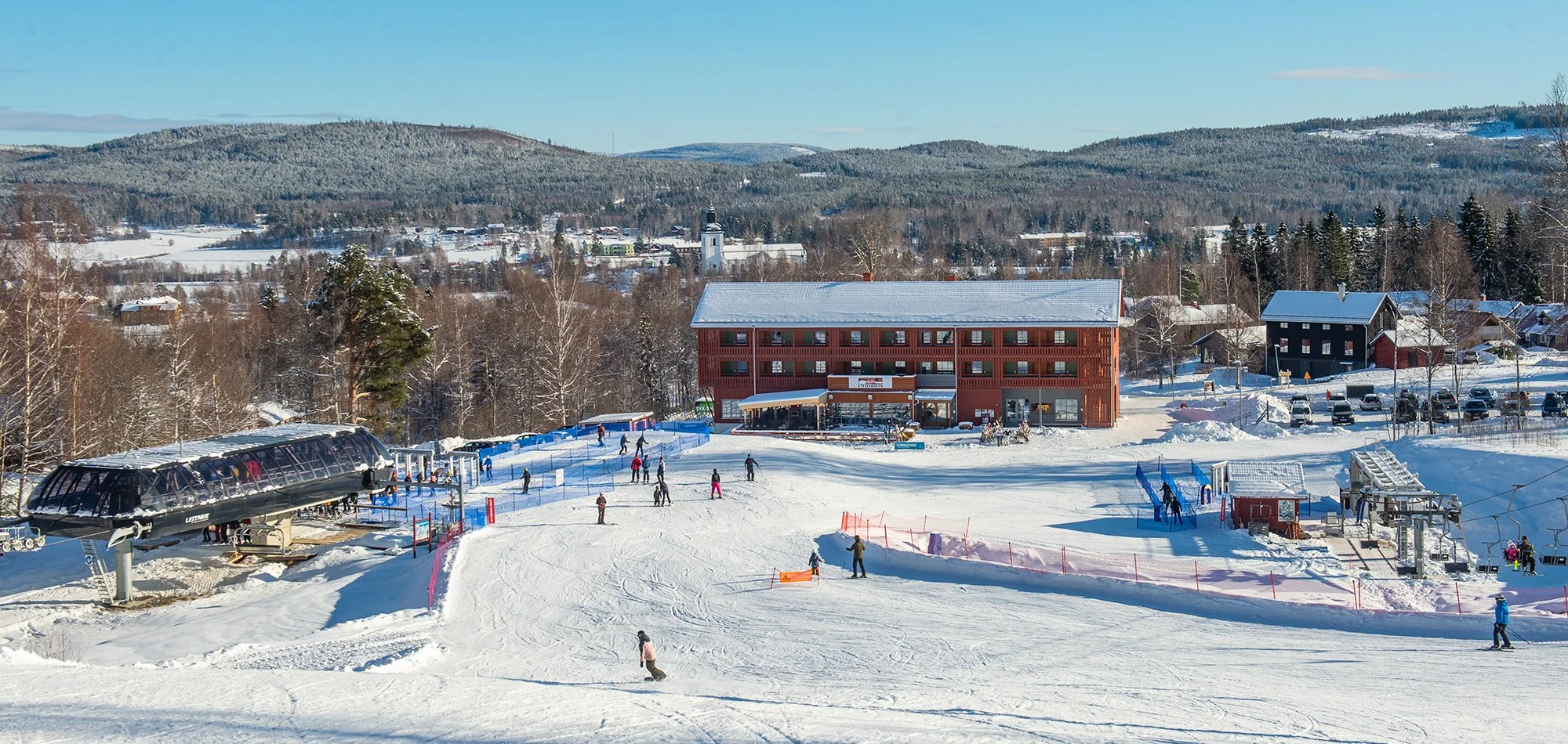   JBP- JÄRVSÖ BERGSCYKEL PARKS HOTELL  - Hotellet som är byggt för cyklister på sommaren och skidåkare på vintern. Vill du bo riktigt nära liftarna är det här du ska bo. Mycket närmare än så här kommer man inte! Här åker man lift upp på berget och cy