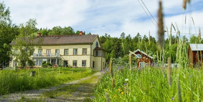   LÖKES  - Välkommen till ett  herrgårdsstort träslott i Järvsö. Det är stort nog för en företagsgrupp. Det går också utmärkt att bara hyra delar av huset, om ni inte är så många men söker ett genuint boende. Träslottet är helt nyrenoverat, öppet åre