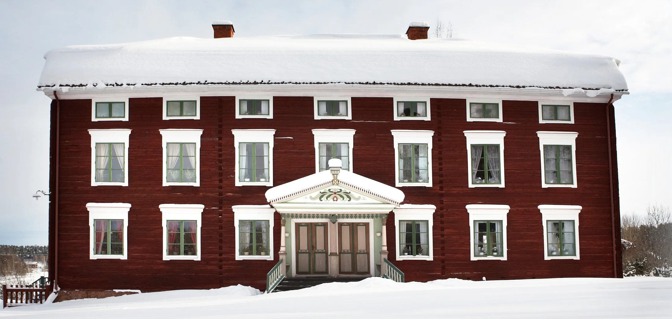 BO PÅ HÄLSINGEGÅRD - Upplev en äkta hälsingegård med kulturhistoria. Känslan är som på en bed & breakfast men den stora skillnaden är att dessa gårdar erbjuder en unik bevarad kulturhistorisk miljö i vissa fall från medeltiden. Välkommen att k