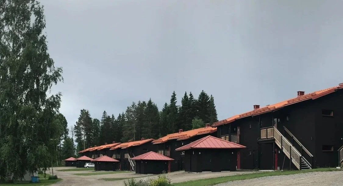 Bergshotellet – Mitt bland aktiviteterna, med rymliga rum, torkskåp, flera konferenslokaler och en restaurang där husmanskost möter världen. Uthyrning och förvaring av cyklar och skidor finns i huset.