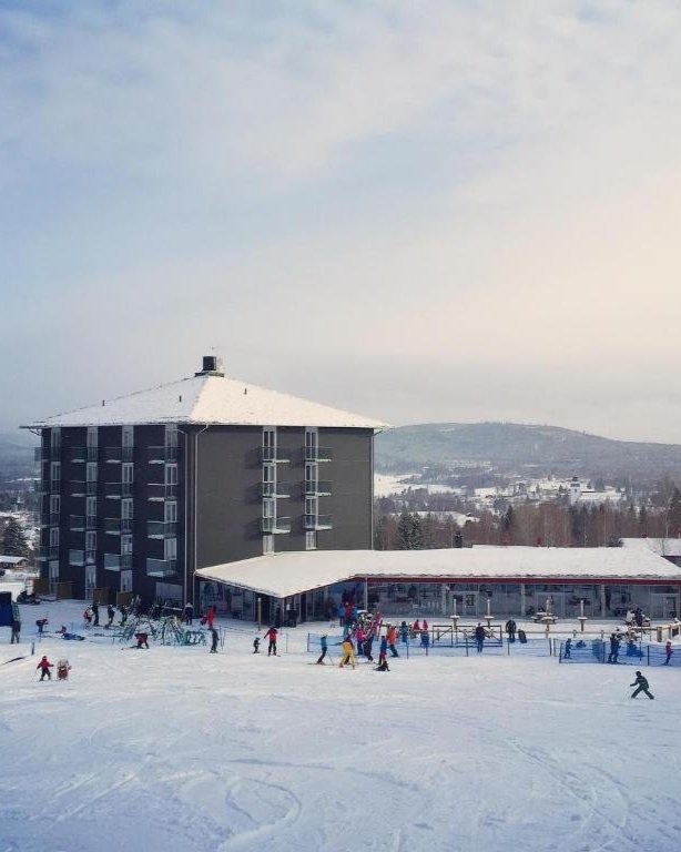   BERGSHOTELLET  - Här befinner du dig mitt bland alla aktiviteter. Bergshotellet har rymliga rum med torkskåp, flera olika konferenslokaler, restaurang där Hälsingland möter världen och uthyrning och förvaring av cyklar och skidor finns i huset.   F