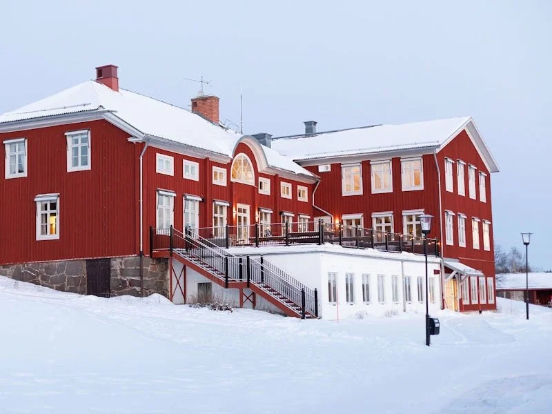  STF UNDERSVIK GÅRDSHOTELL &amp; VANDRARHEM - STF Undersvik ligger mitt i Hälsinglands odlingslandskap med närhet både till älv, skog och berg. Läget intill älven Ljusnan, mellan Järvsö och Orbaden, är oerhört vackert och du känner ett rogivande lugn