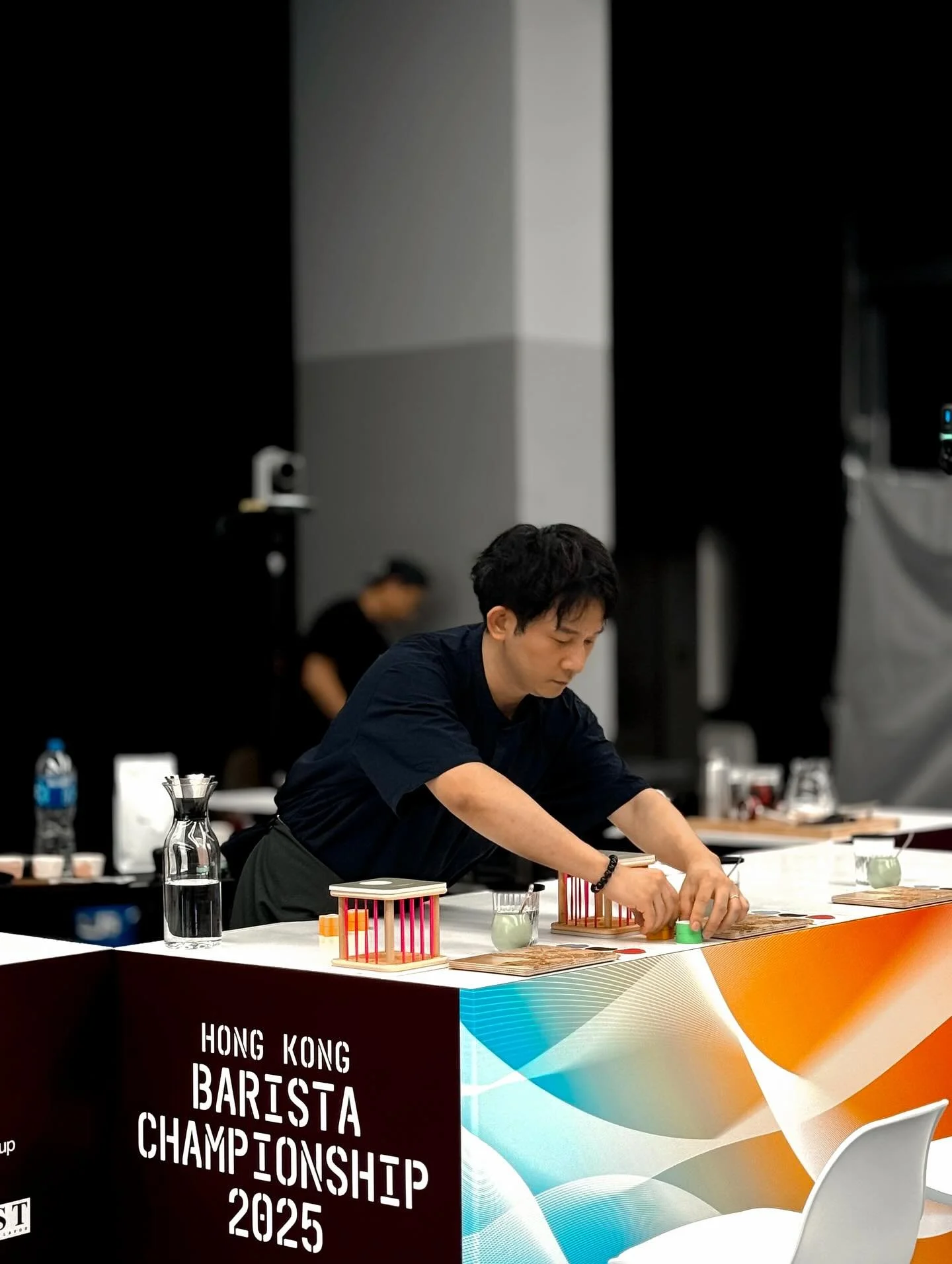 啱啱攞左HKBC 第二名🥈，終於有時間同大家分享！今次特別以 兩個客人一組 而設，每節限八位，等你同朋友孖住細味我嘅得獎作品。

🏷 分享時段 (選一節)：

&bull;⁠ ⁠11月15號 (星期六) 下午 2:00 - 3:00

&bull;⁠ ⁠11月15號 (星期六) 下午 3:30 - 4:30

✨ 一人一set 包括：

&bull;⁠ ⁠Single Espresso：Panama Iris Estate Geisha Echo

 &bull;Two Milk Coffe