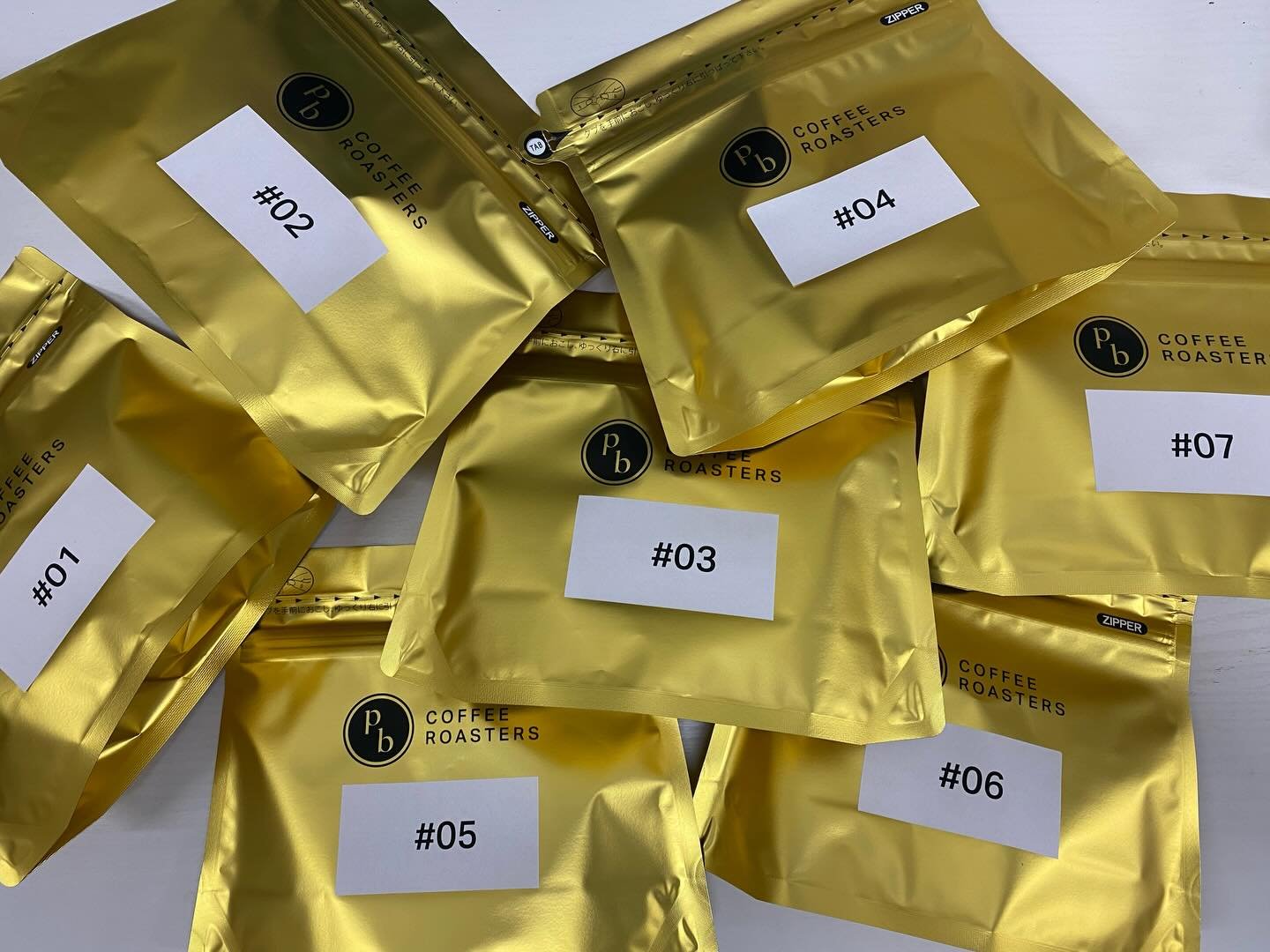 ☕️ 【2026 PB 賀歲限定】01-07 精品咖啡探險組合：你能解開最後嘅謎題嗎？

踏入 2026 年，Personal Best 為大家帶嚟一場有趣嘅感官盛宴。我哋特別挑選咗 7 款咖啡豆 (01-07)，每包80g，等大家喺新年假期可以同家人朋友盡情分享、細味。

📦 組合陣容：
✨ Panama Geisha Natural (3 包)
✨ Panama Geisha Washed (2 包)
✨ Ethiopia Natural (2 包)
🗂️ 隨盒附上 6 張資料卡 (標註