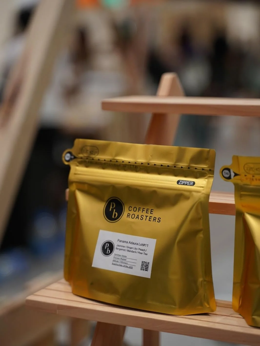 🇲🇴☕️ 澳門銀河 Chill 啡
終於有時間坐低整理返一月喺澳門《銀河 Chill 啡》嘅相。雖然事隔兩個月，但嗰份熱情到而家都仲記憶猶新！🔥

作為第一次喺澳門同大家見面嘅 Personal Best Coffee Roasters，出發前其實都有啲緊張 😅。但結果真係好驚喜，完全無諗過澳門嘅啡友咁熱情、接受程度咁高！
見到唔同年齡層嘅朋友都願意嘗試我哋嘅咖啡，仲要好多產品都賣到斷晒貨 📦💨，呢份認可對我哋嚟講真係一個好大嘅鼓勵！

特別想 Shout out 感謝：
✨ 澳門銀