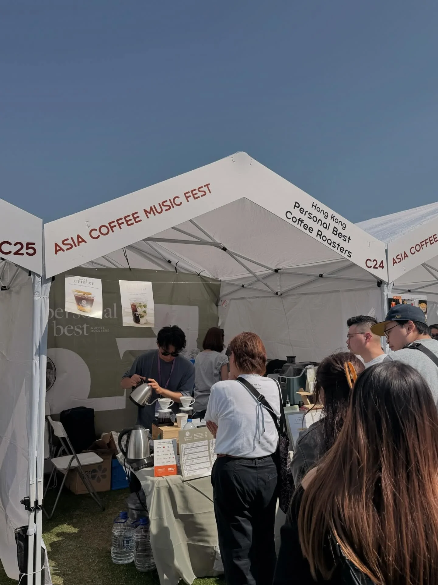 《排足兩個鐘？☕️ 亞洲咖啡音樂節完走感言》

三日嘅《亞洲咖啡音樂節》圓滿結束！多謝大家對我哋嘅厚愛。Personal Best Coffee Roasters 成隊人經已「虛脫登出」😵&zwj;💫

今次我哋特別設計咗兩款以音樂為靈感嘅 Coffee Cocktail，背後其實有一份對味道嘅「執著」：
💚
🧡
「點解唔用現成汁？咪快好多囉！」 🤨
係，用現成嘢成本最低、出貨最快。但對我哋嚟講，「快」從來唔係重點，「好飲」同「Experience」先係我哋嘅靈魂。 😅🙌🏻所以大