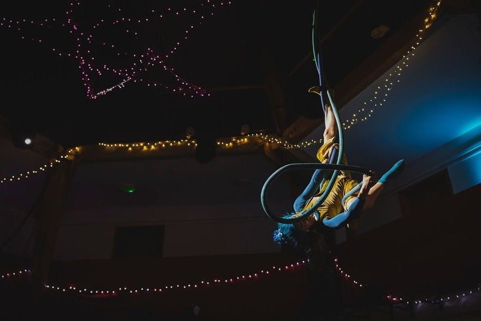 Nadolig llawen pawb ⭐️💫 magical captures of Saturday night's gig @smallworldbydbach by the supremely talented @heather.birnie - taking stills of an almost solid 4.5 minutes of dynamic rope sling is a borderline magic trick ✨

#aerialcircus #ropeslin