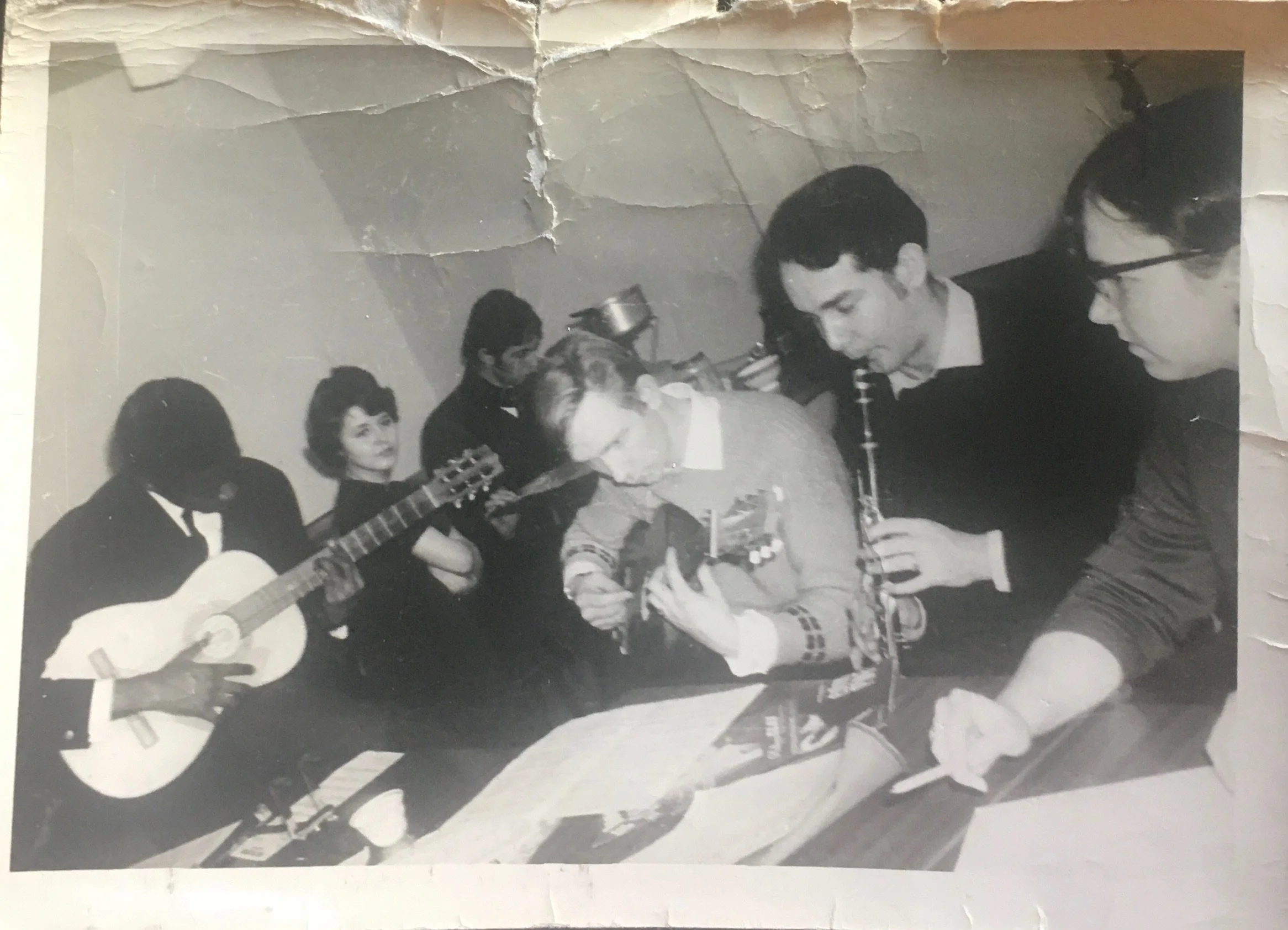Aujourd&rsquo;hui, il y a 31 ans que mon p&egrave;re Jacques nous a quitt&eacute;s. Il &eacute;tait musicien. C&rsquo;est lui &agrave; la clarinette sur la photo 🥰

Sur cette photo, il a une vingtaine d&rsquo;ann&eacute;es, entour&eacute; d&rsquo;am