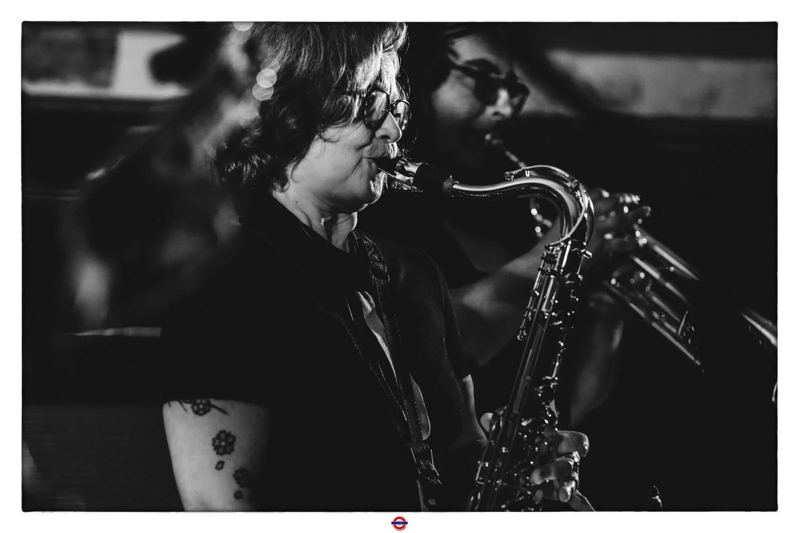 Femme jouant du saxophone.jpeg