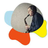homme jouant du saxophone alto