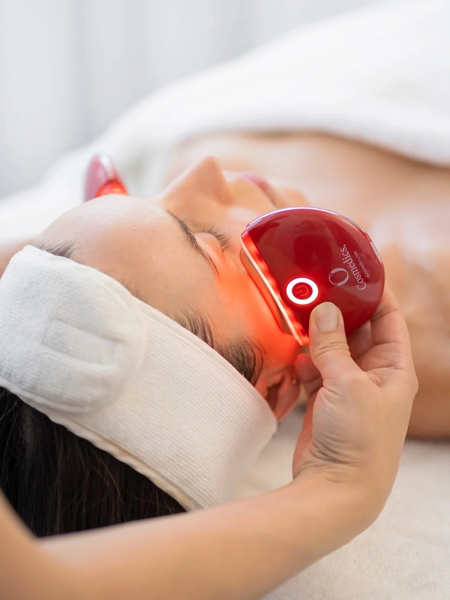 The O-Rejuv by O Cosmedics is a powerful yet non-invasive treatment designed to sculpt, tone, and revitalise the skin. Using a combination of warming massage, low-level EMS (Electrical Muscle Stimulation), and LED light therapy, it works to boost mic