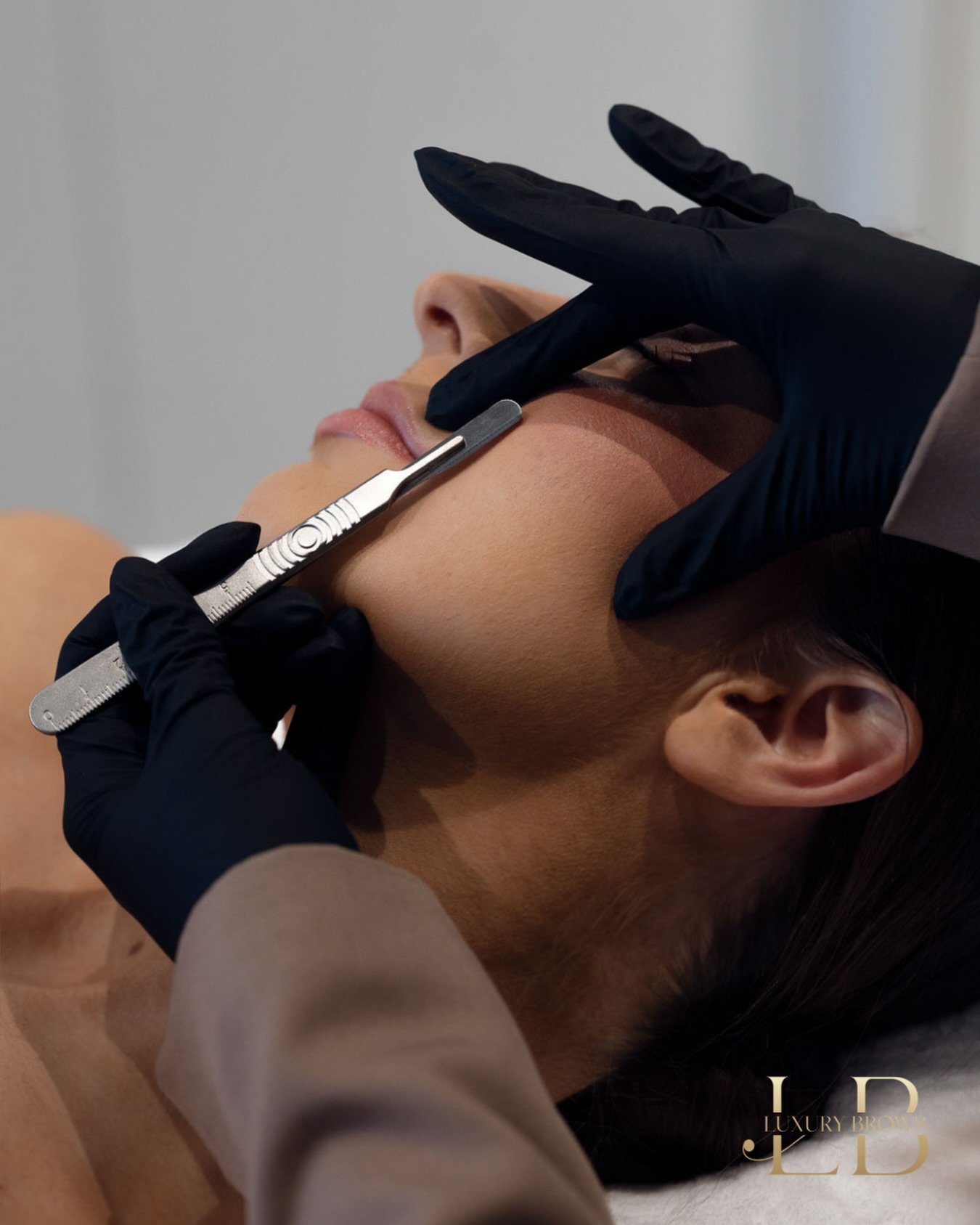 Dermaplaning done professionally = instant glow. ✨ Smooth texture, no peach fuzz, better product absorption, flawless makeup. Not for every skin type including active acne or very sensitive skin &mdash; but when it&rsquo;s in the right hands and not 