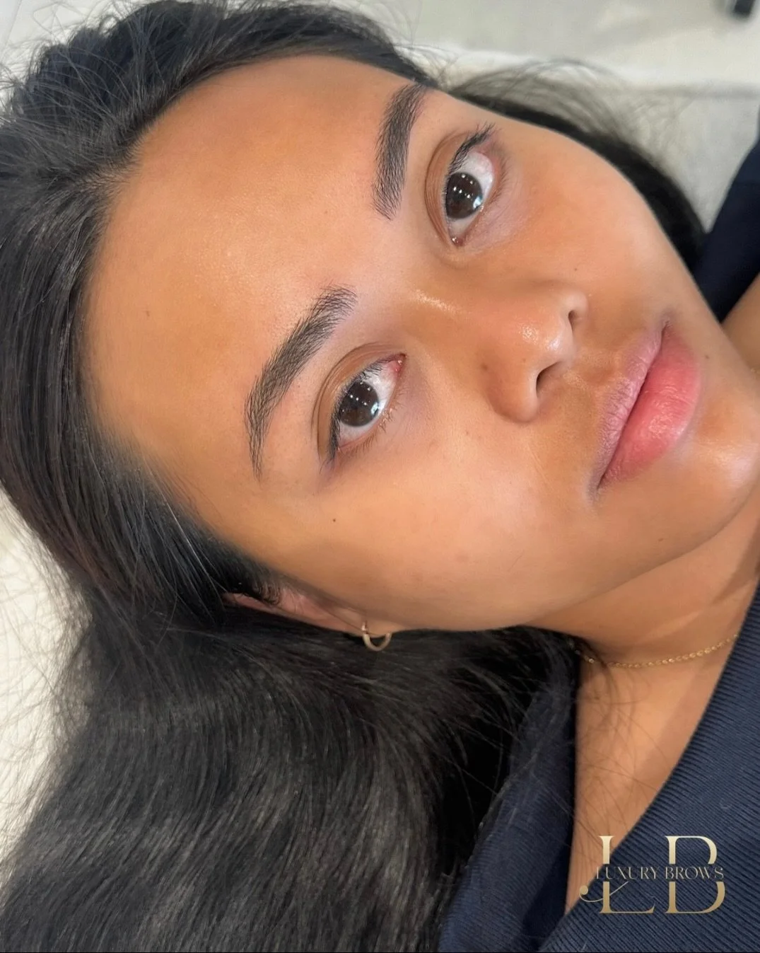 The most natural brow tattoo you&rsquo;ll ever see. 👀✨
Keep swiping to see the before photo &mdash; I&rsquo;m obsessed with this feather stroke brow tattoo technique.