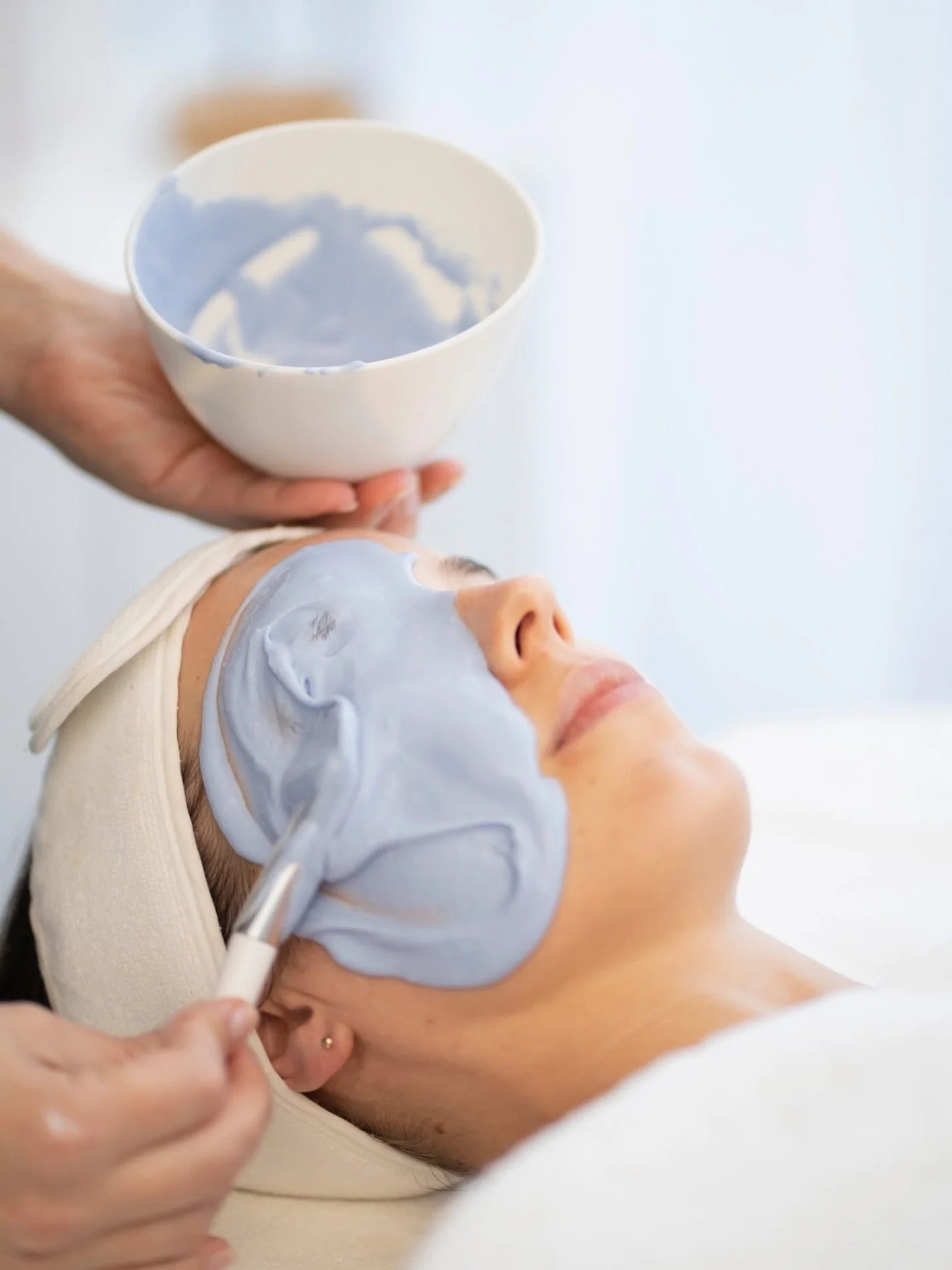 This is your sign to slow down 🧖&zwj;♀️🫧
A go-to treatment for calming inflammation and replenishing hydration 💧
Ideal post-treatment or anytime skin needs extra care.