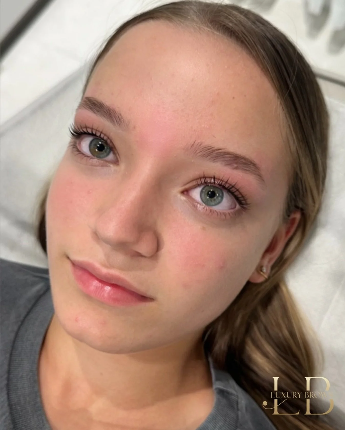 What&rsquo;s a Glueless (Korean) Lash Lift? 👀
No glue. No balm. ✨
We use a gentle cysteamine formula that softens lashes naturally, making them easy to lift and shape.
Healthier lashes &amp; perfect for straight or stubborn lash types