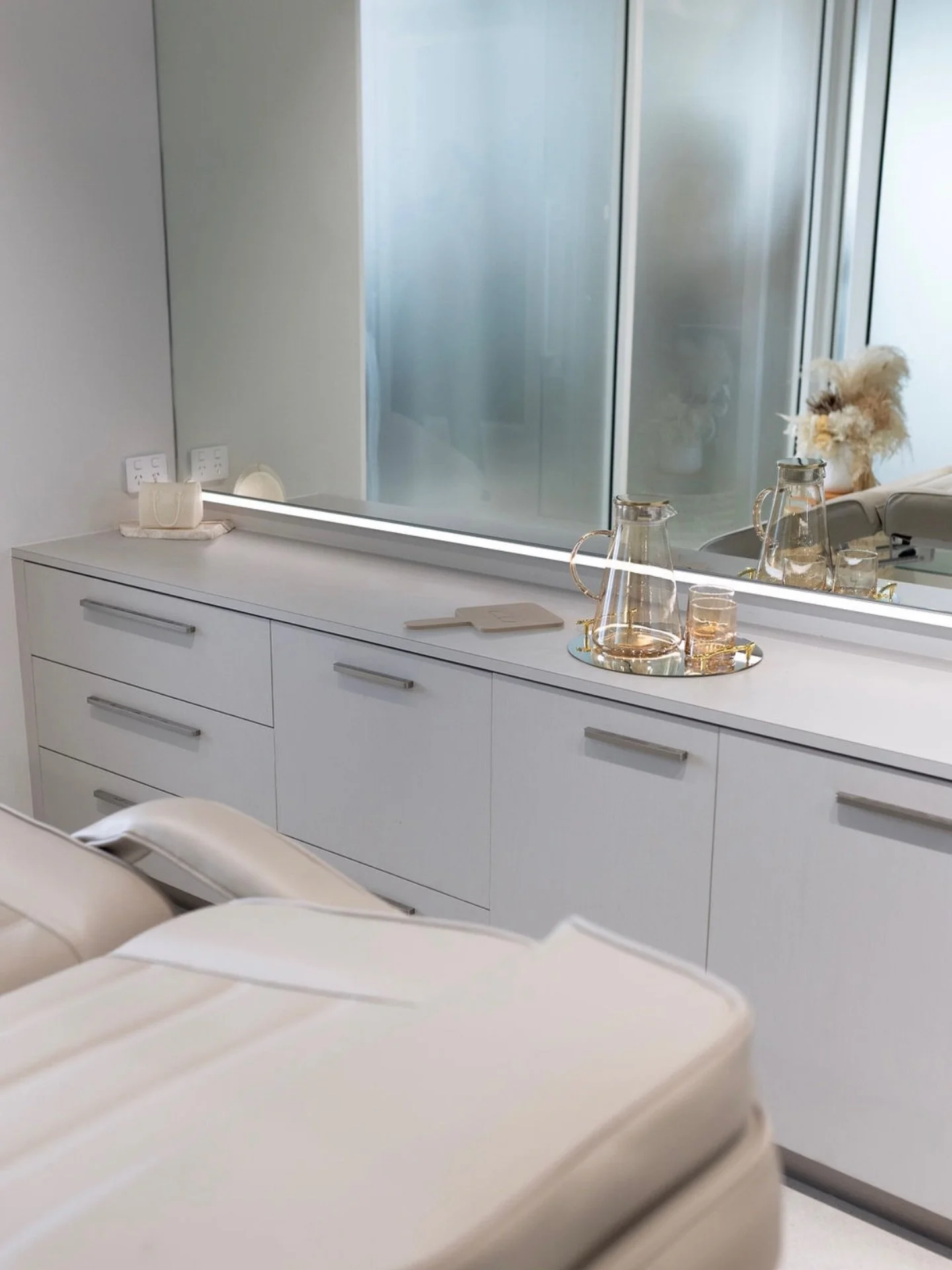 Midweek reset ✨ the studio is feeling extra dreamy today.

We&rsquo;re getting everything prepped for a big week ahead and can&rsquo;t wait to see you in the salon 🤍

To book your brow or lash appointment, click the link in our bio or give us a call