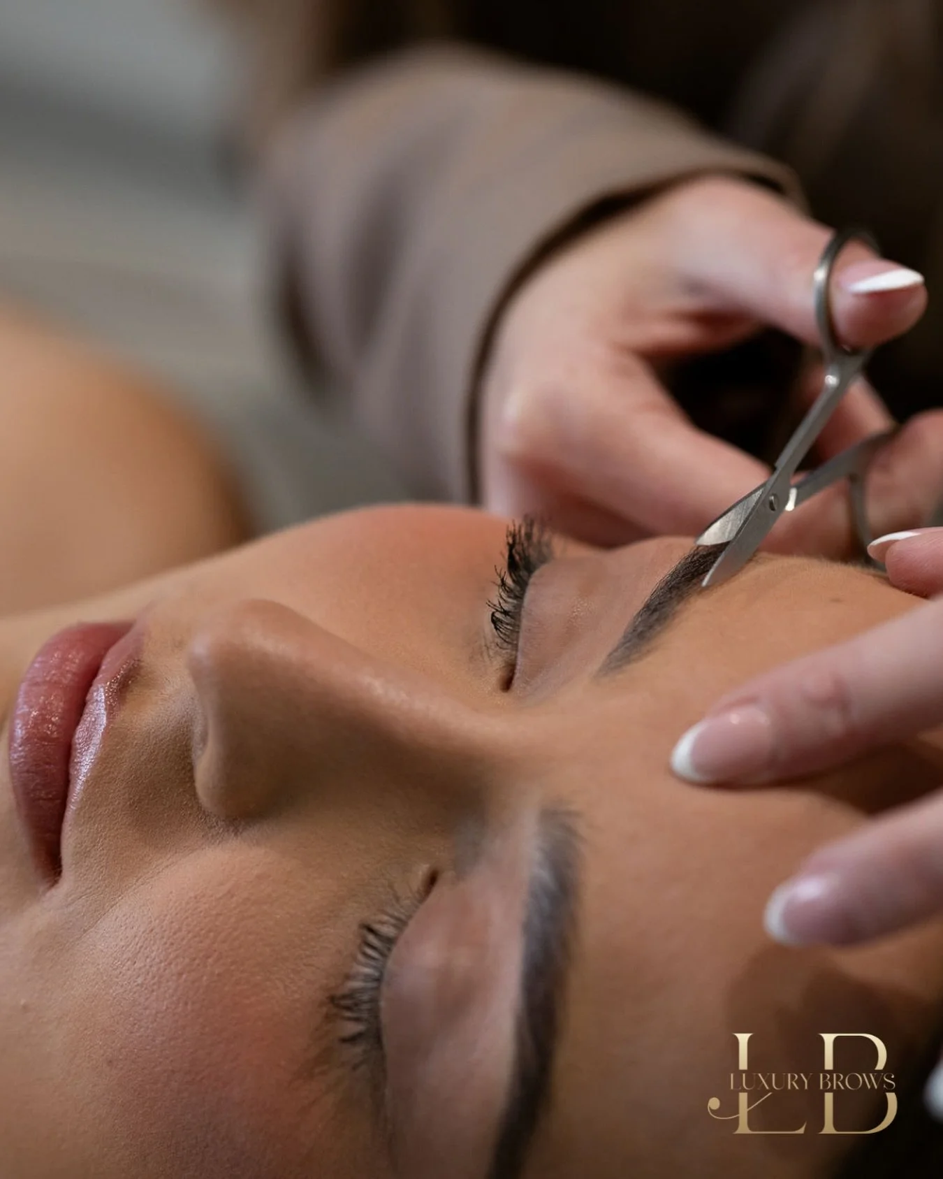 Brows on point, confidence even sharper ✂️✨