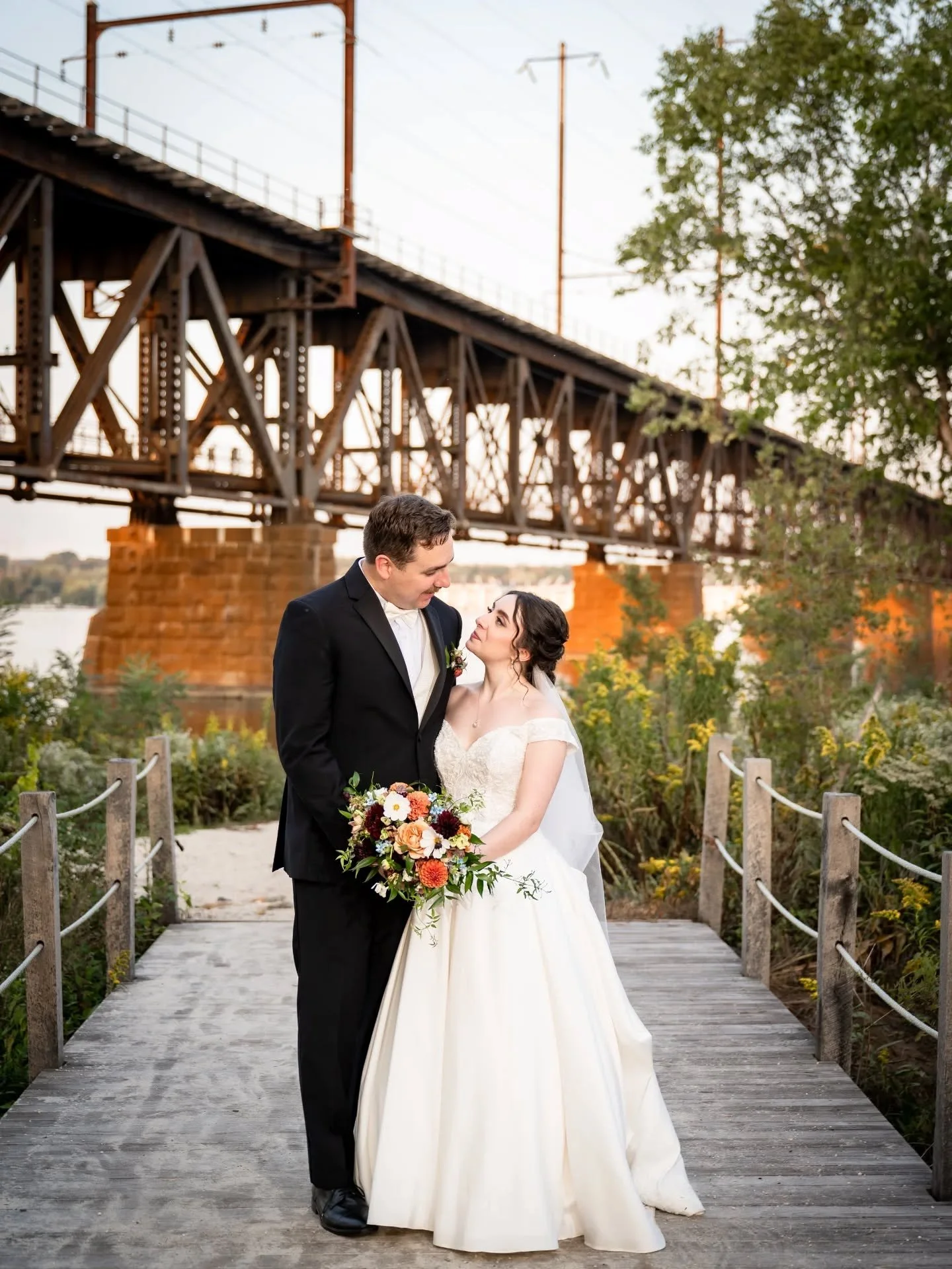 Some October beauty for your crisp Tuesday morning! 

This was one of my favorite color palettes from last fall. I love the touch of blue with the burnt orange and deep burgundy. 
@sarah.perni.alva and Alex were the sweetest to work with and had such