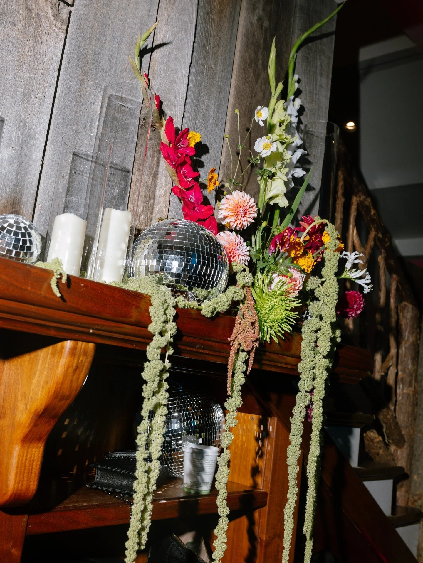 Every corner deserves it's flower moment, the dance floor included! 

📸: @calicocanon