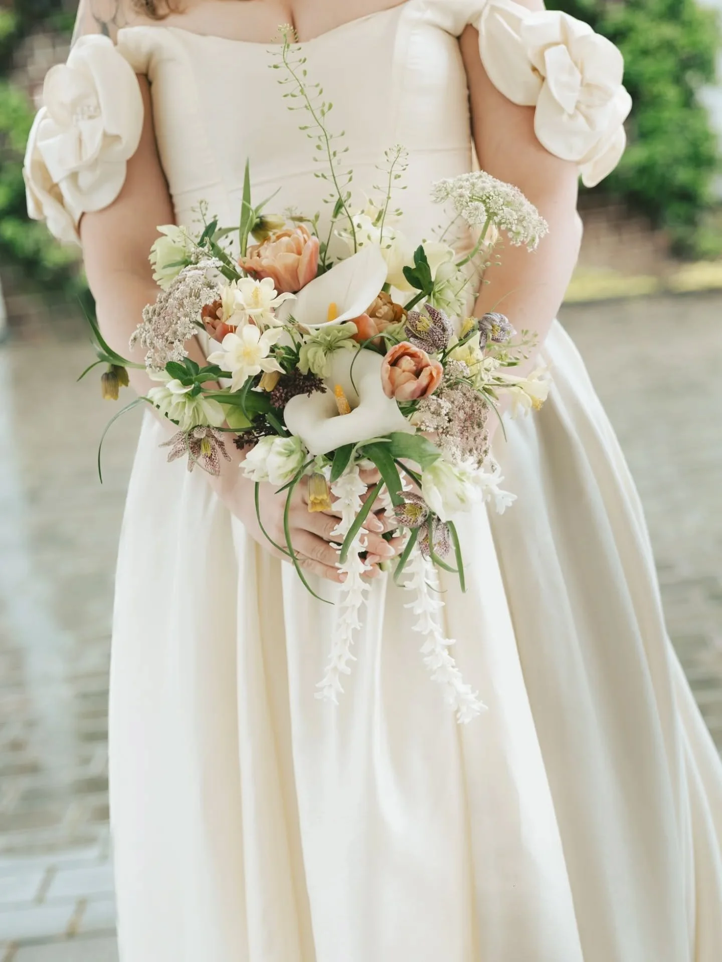 I've been sitting on these stunning photos for far too long! @clairemarie.photo captured Katie's bouquet so perfectly. 

I'm obsessed with every ingredient that found its place in this April bouquet. I'll be sharing more moments from this truly beaut