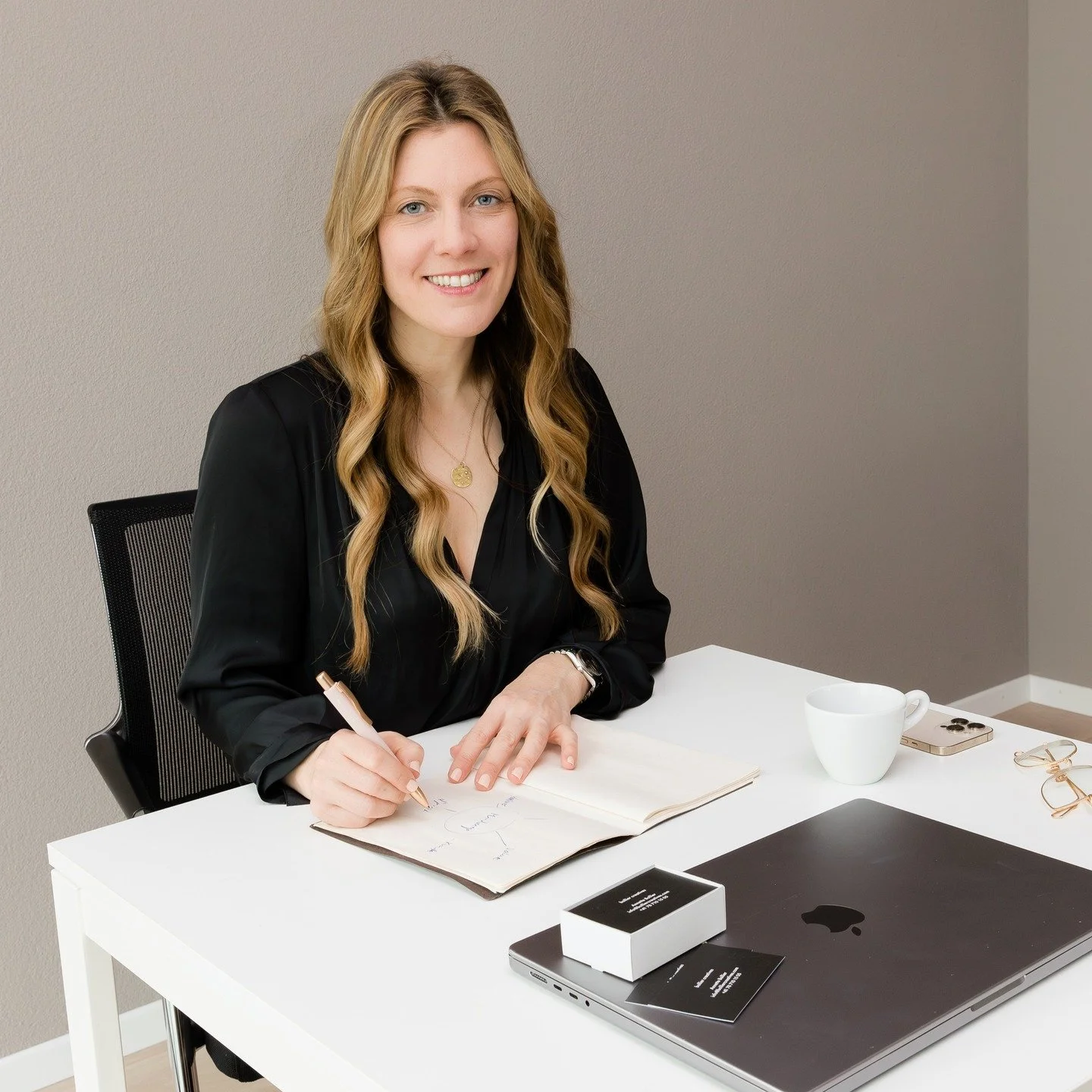 Texte, die nichts verkaufen, kosten Geld.
Auch dann, wenn sie gratis mit KI geschrieben sind.

Neulich war ich auf der Website eines Dienstleisters.
Auf den ersten Blick: professionell.
Und trotzdem suchte ich kurz darauf nach jemand anderem.

Warum?