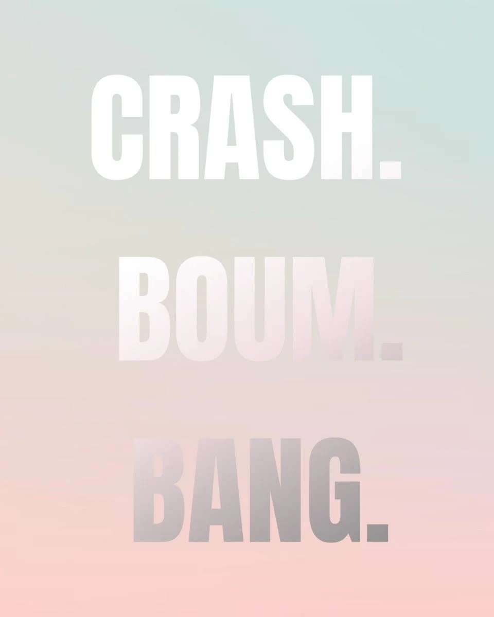 Dieser Liedrefrain beschreibt ein Muster, das wir alle kennen:
💕 Crash: wir verlieben uns in eine Idee und denken: Das ist es jetzt.

💥 Boum: wir legen los; schnell, mit viel Gef&uuml;hl. Aber ohne Wissen und Plan.

Und irgendwann laufen wir gegen 