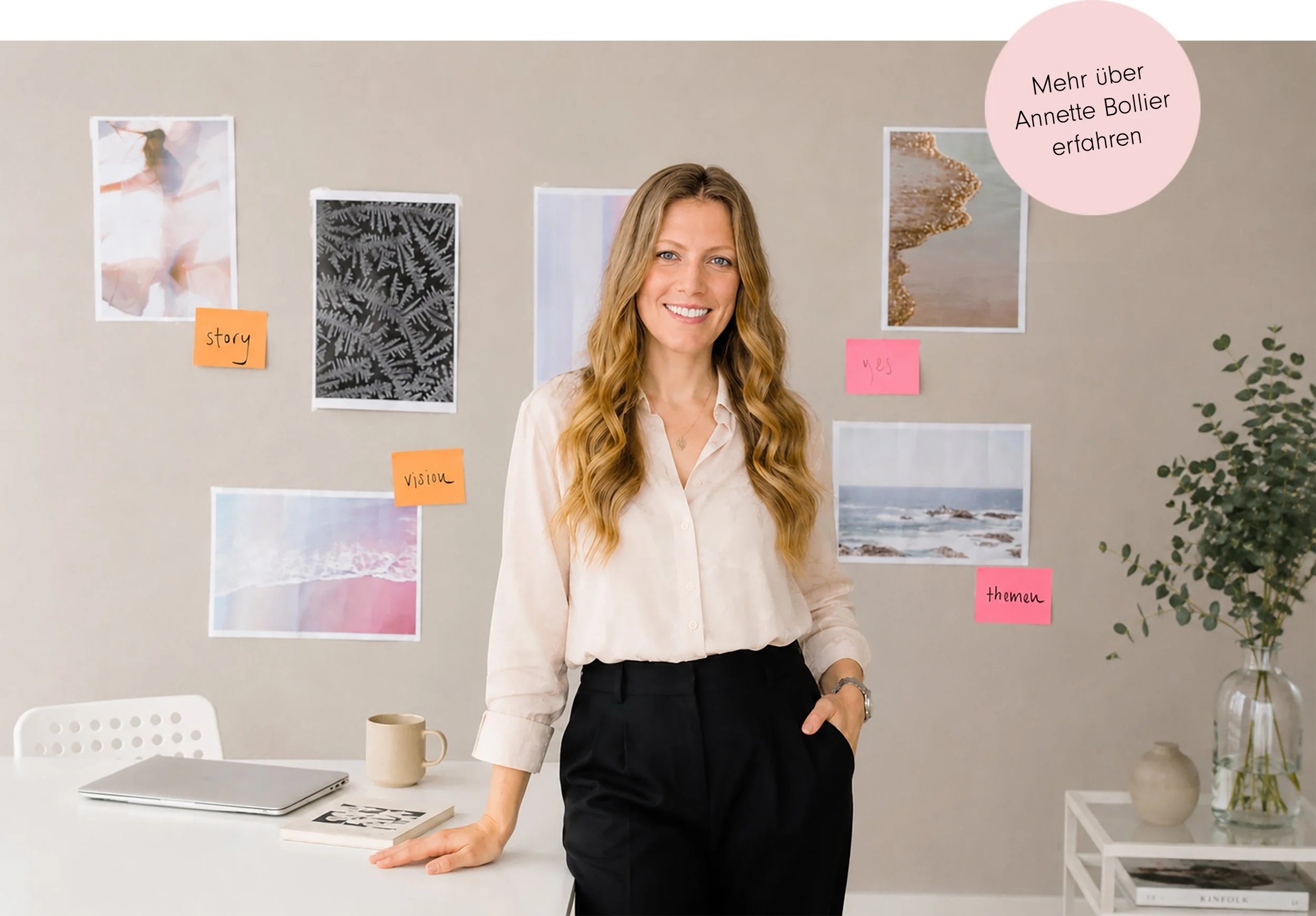 Annette Bollier von bollier creatives steht im Office und schaut in die Kamera