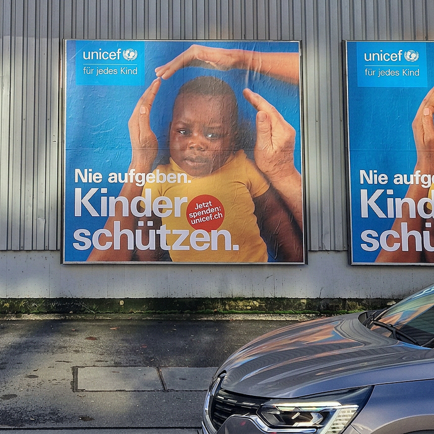 Plakat einer Unicef Kampagne hängt in Zürich