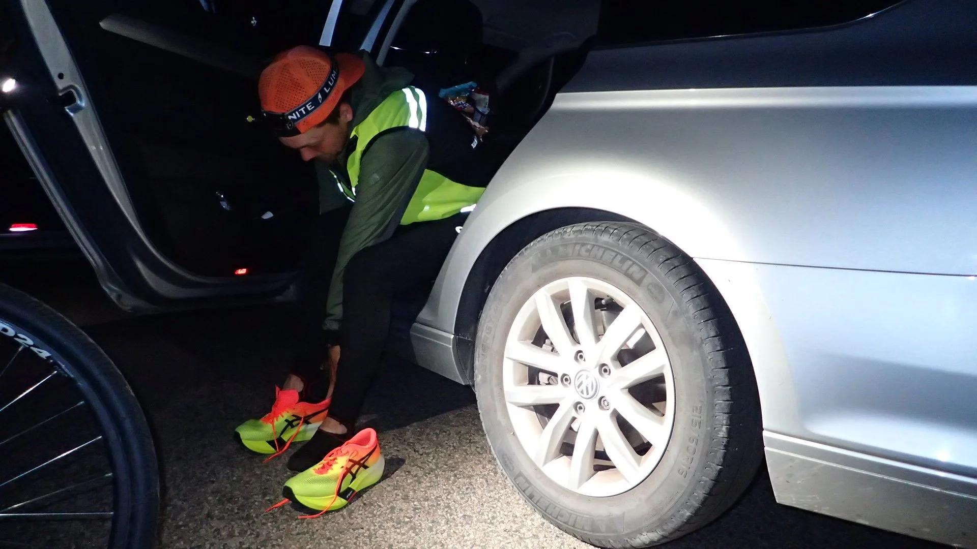 Jonas Ehnroth Genom Sverige 2024 tying Asics shoes