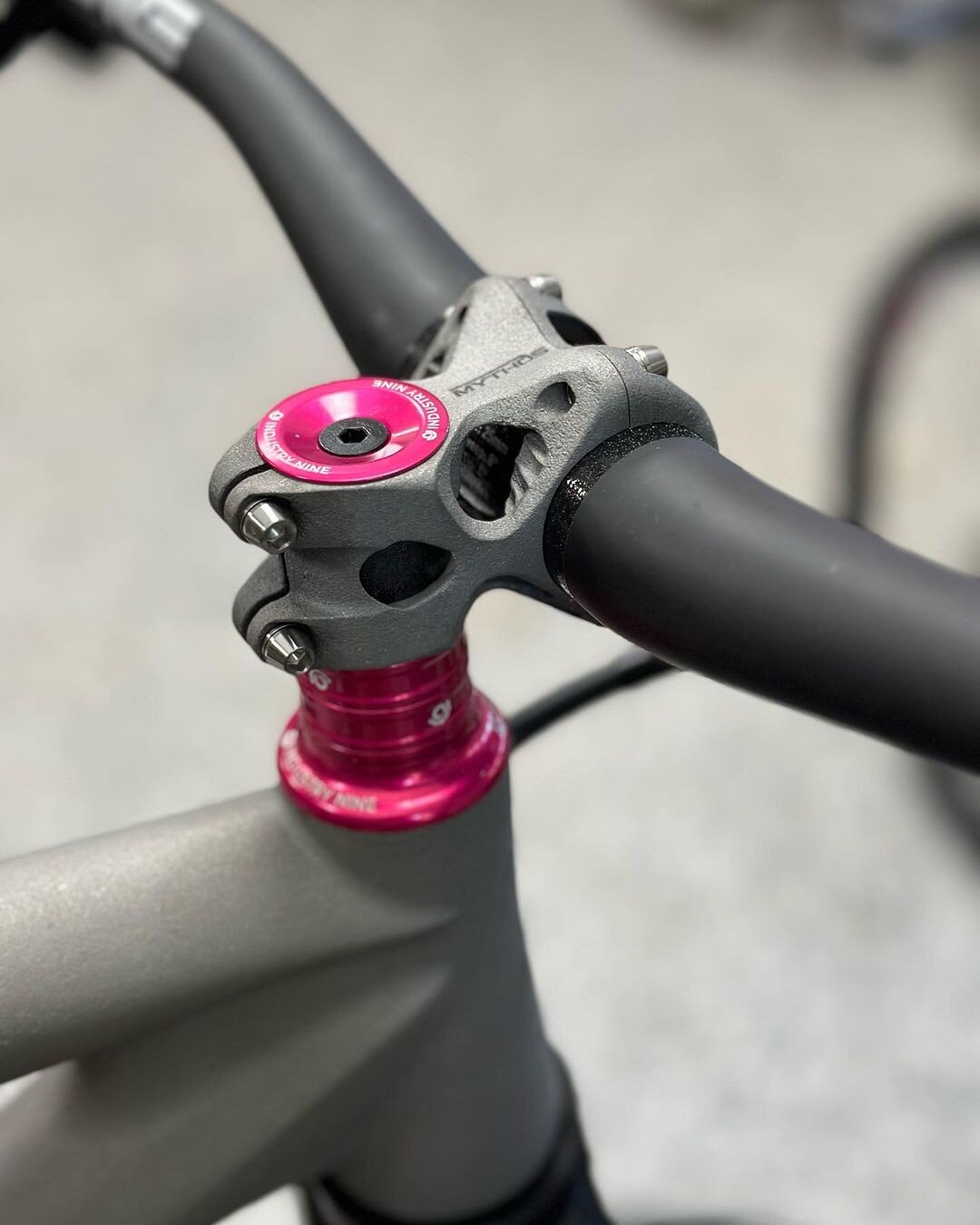 The beautiful @viral_bikes Optimist running a 40mm Ixo stem. 3D printed titanium everywhere!

#MYTHOS #IXO #mtb #pinkbike #titanium #titaniumbike #bike #3dprinting