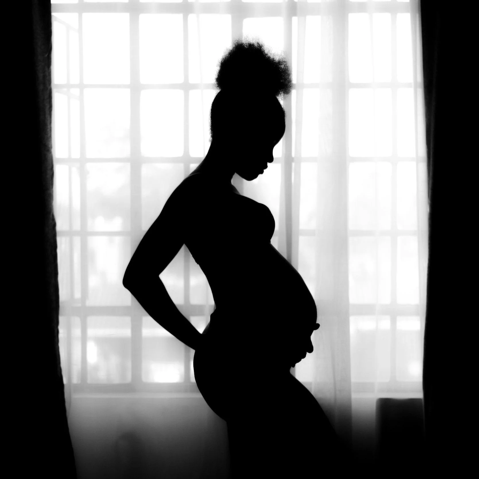 Grossesse : pourquoi découvre-t-on autant de choses (étranges) sur soi — et comment la sophrologie périnatale peut aider ?