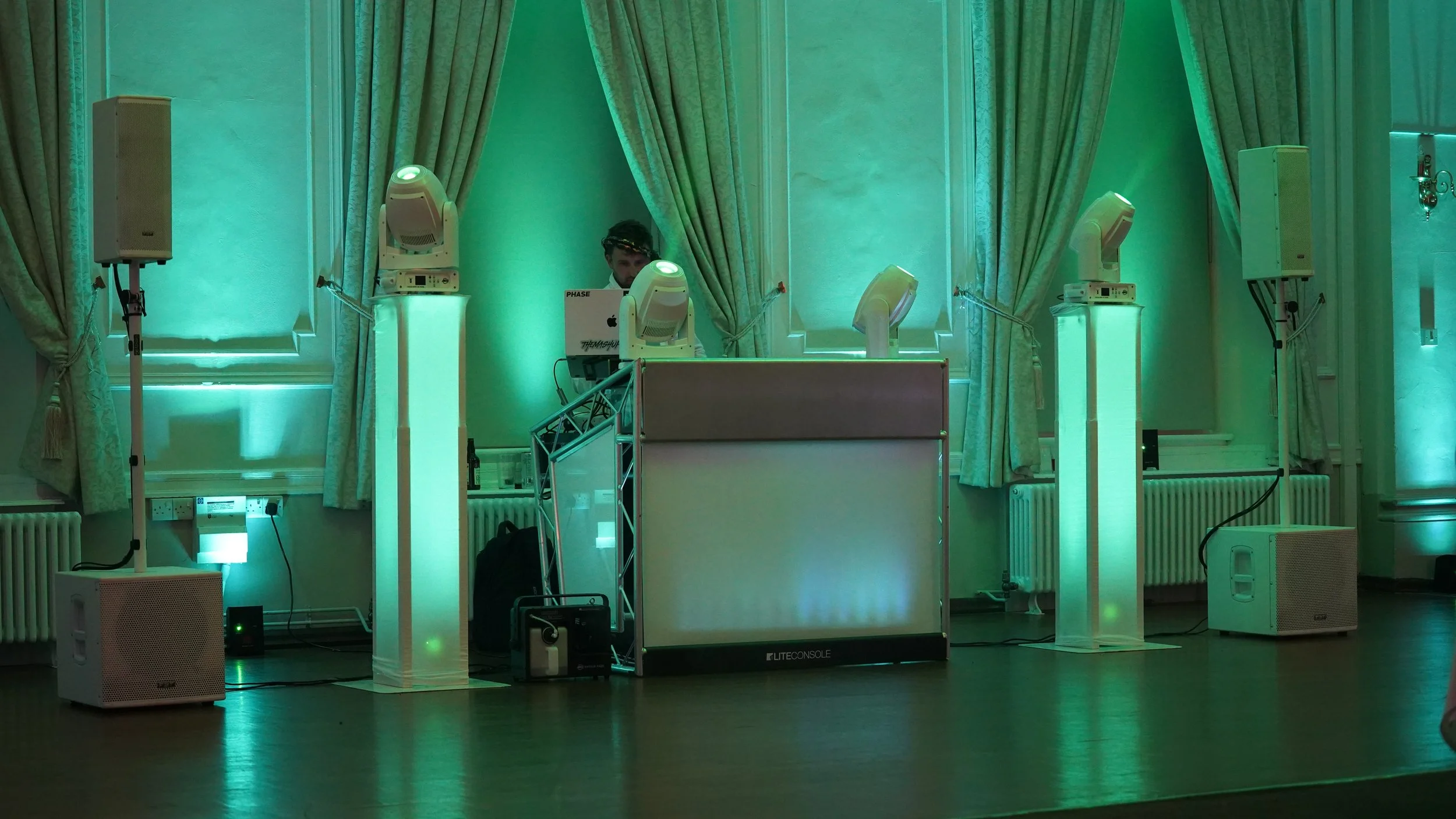 HOW MUCH DOES A WEDDING DJ IN CORNWALL COST?