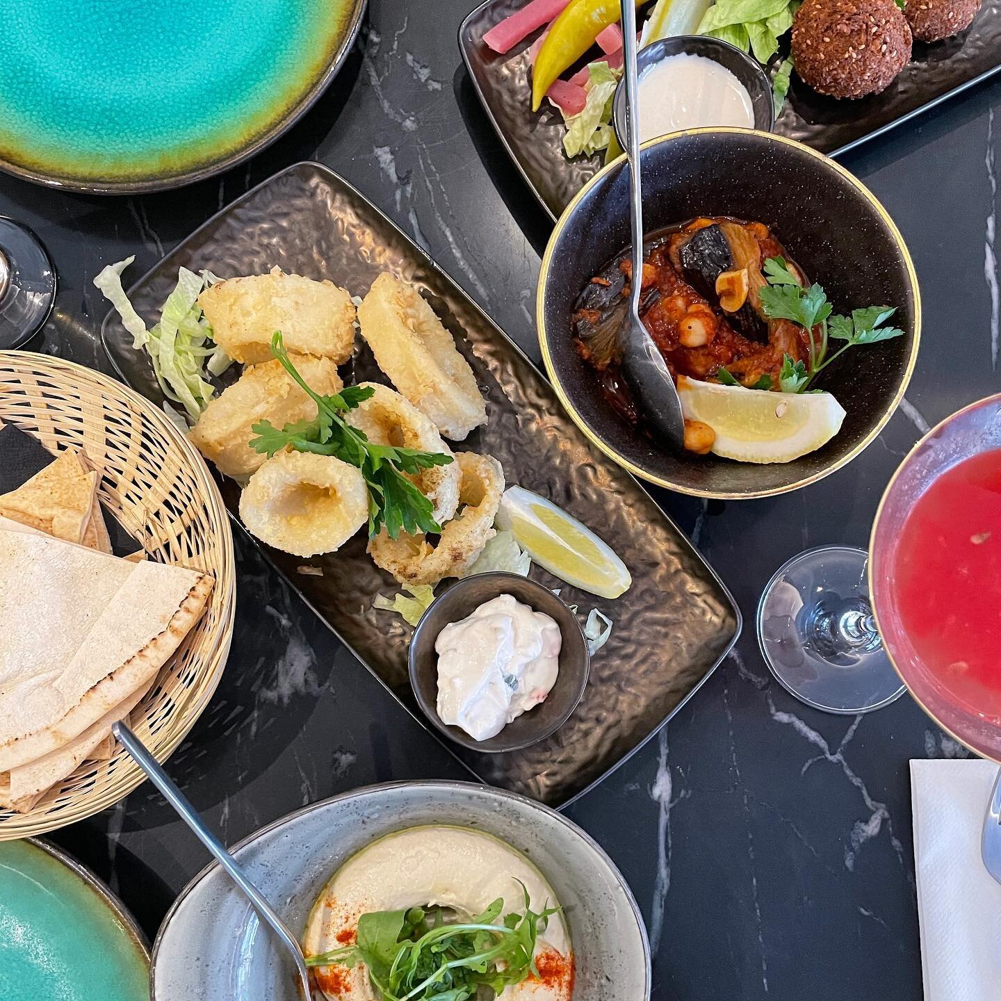 Saturday&rsquo;s mean good times and good vibes&hellip; Oh and AMAZINGGG food!✨😍

-

Don&rsquo;t forget our whole menu is available for delivery! 🛵💨 
.
.
.
#zeitounclaygate #lebanese #lebanon #lebanesefood #lebanesecuisine #bar #restaurant #food #