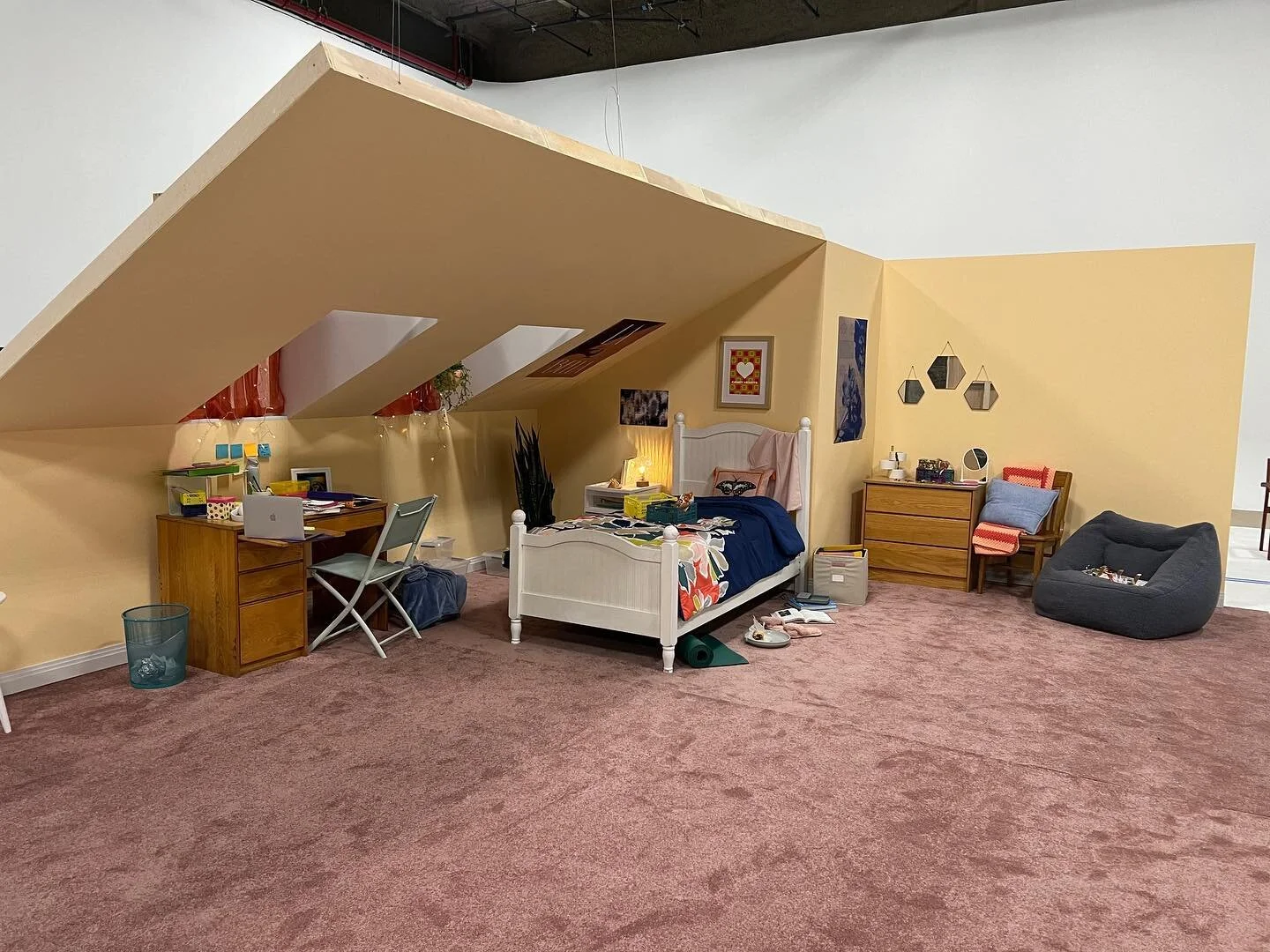 🛏 🛁 🚀 Some bts images and videos from a recent @bedbathandbeyond build. Thanks Rosie!!!

Set Design: @rosie__turnbull ✨✨✨