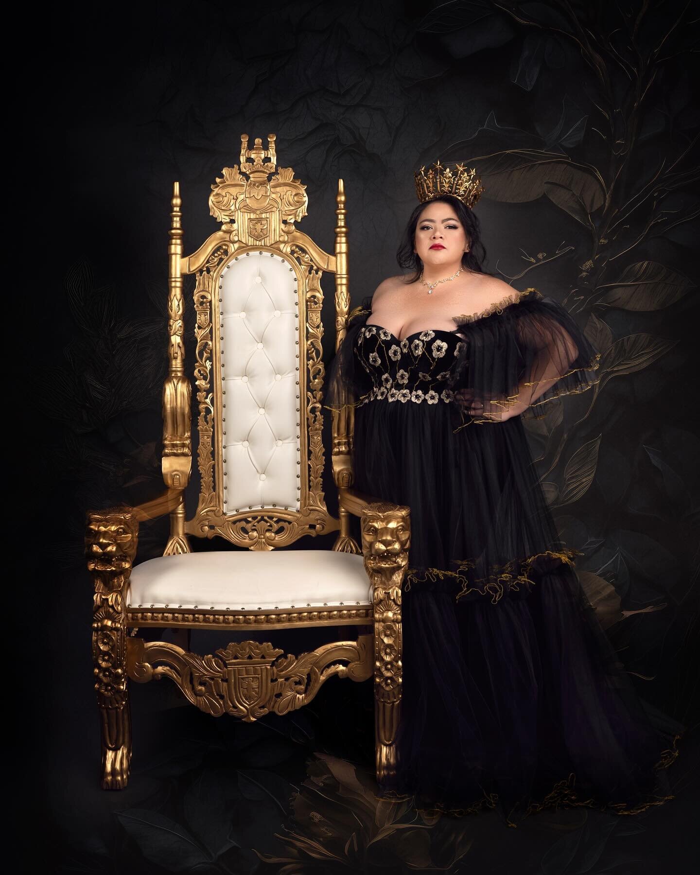The queen standing beside her throne 😍

Gown @laura.bordei_wisteriacreation 

#coquitlamphotographer #vancouverphotographer #boudoirphotography  #clicktoinspire #creativeart #magazinematerial #momsofvancouver #portrait_perfection #studiophotography 