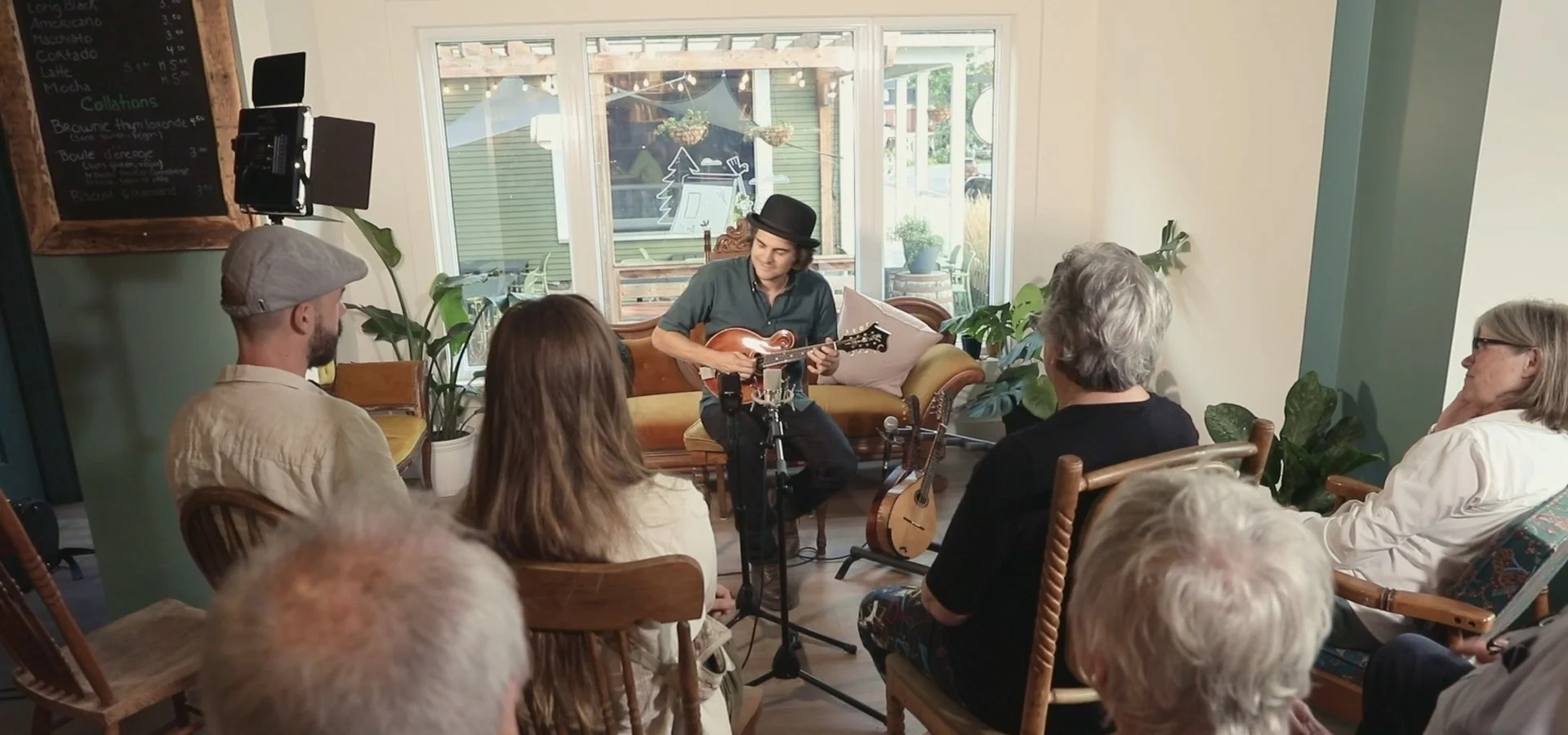Jonathan Bélanger-mandolin-solo-show.jpg