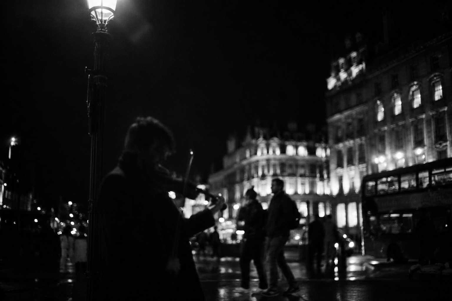 Pourquoi certaines rues semblent-elles attendre qu’un regard les révèle ?